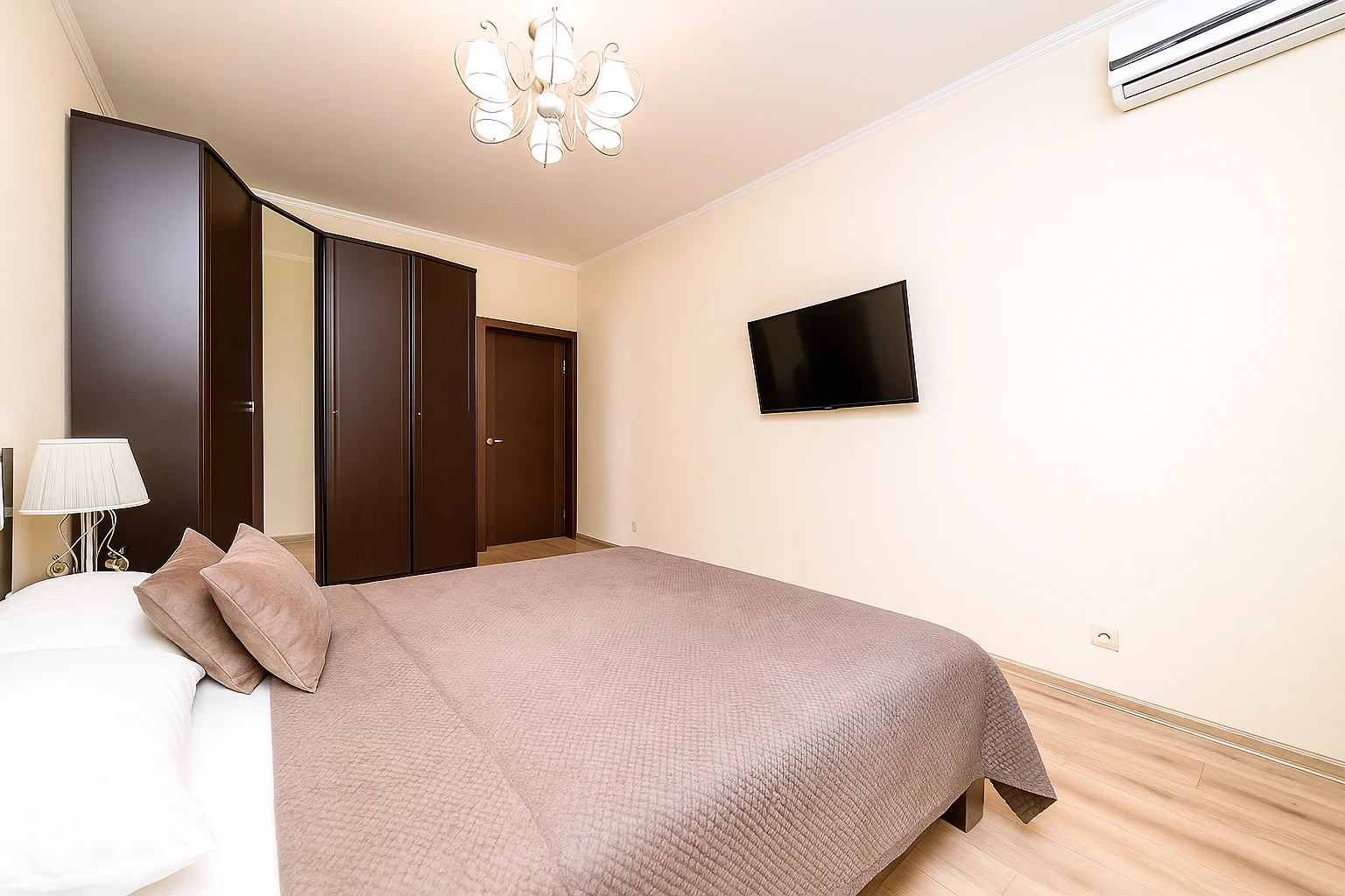 Однокомнатная на 4 человкека у аквапарка, центра и набережной, с приставкой+ смарт-ТВ АЛАЯ