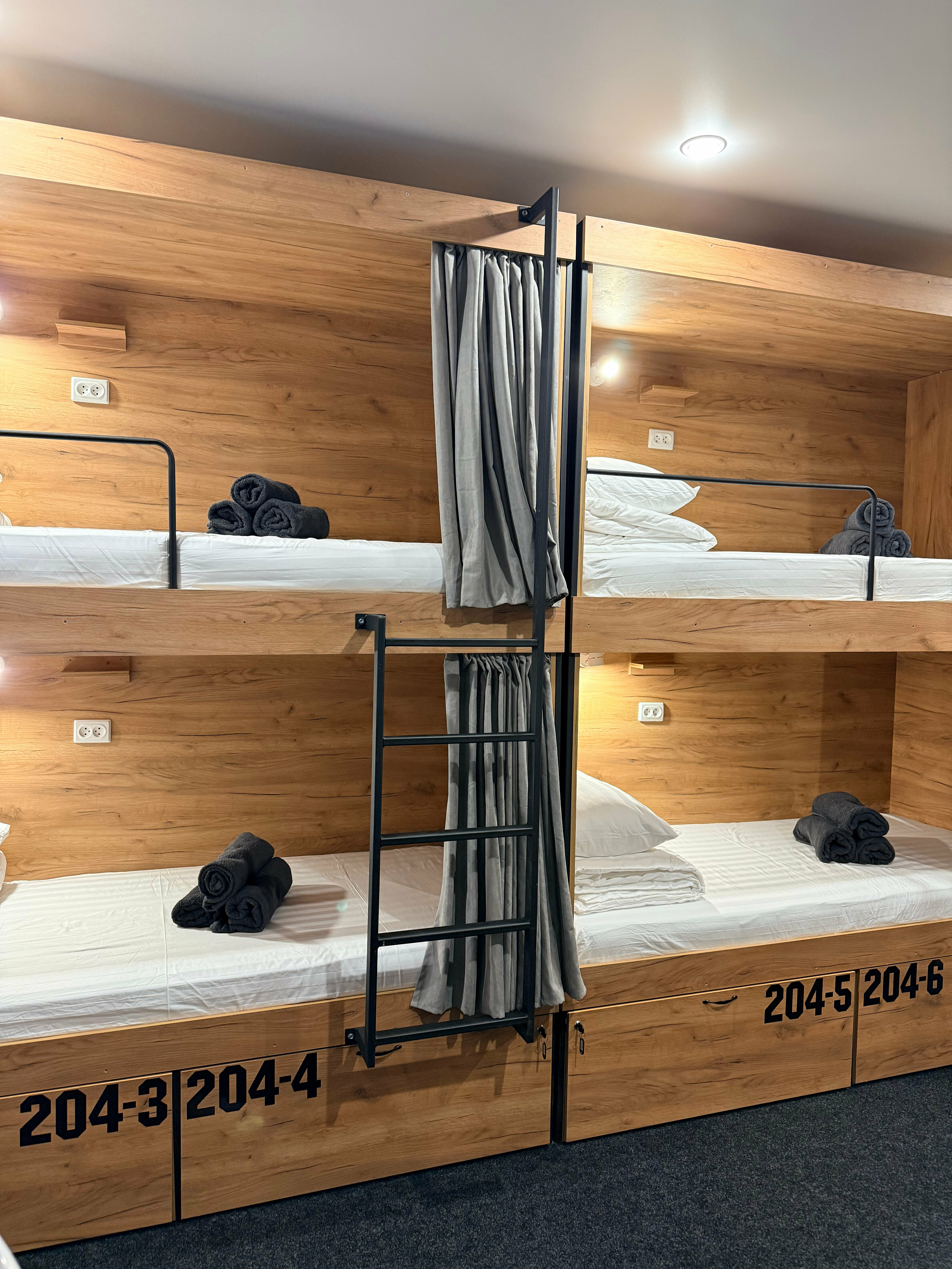 Спальное место на двухъярусной кровати в общем номере для женщин