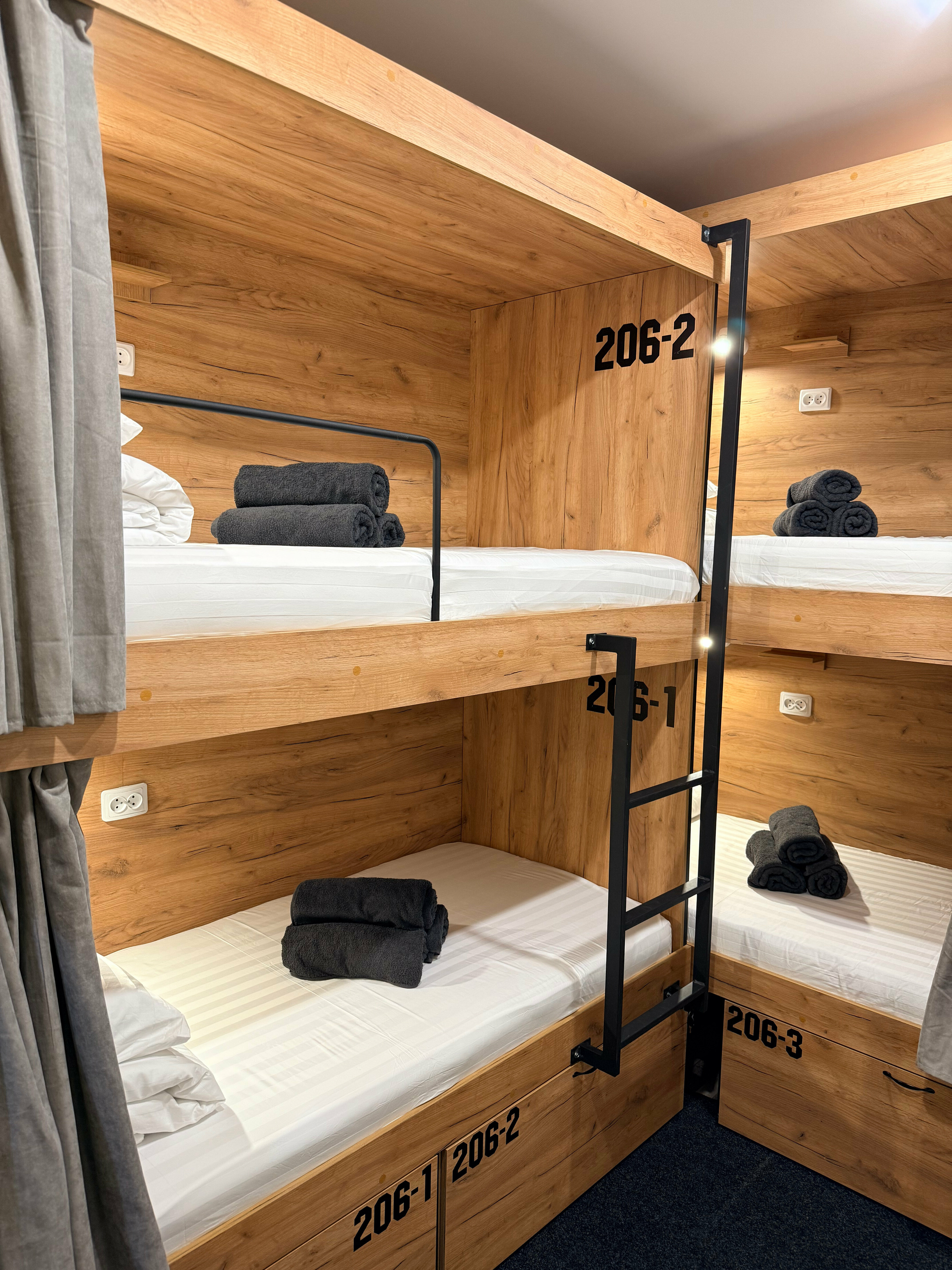 Кровать в общем 4-местном номере для мужчин и женщин