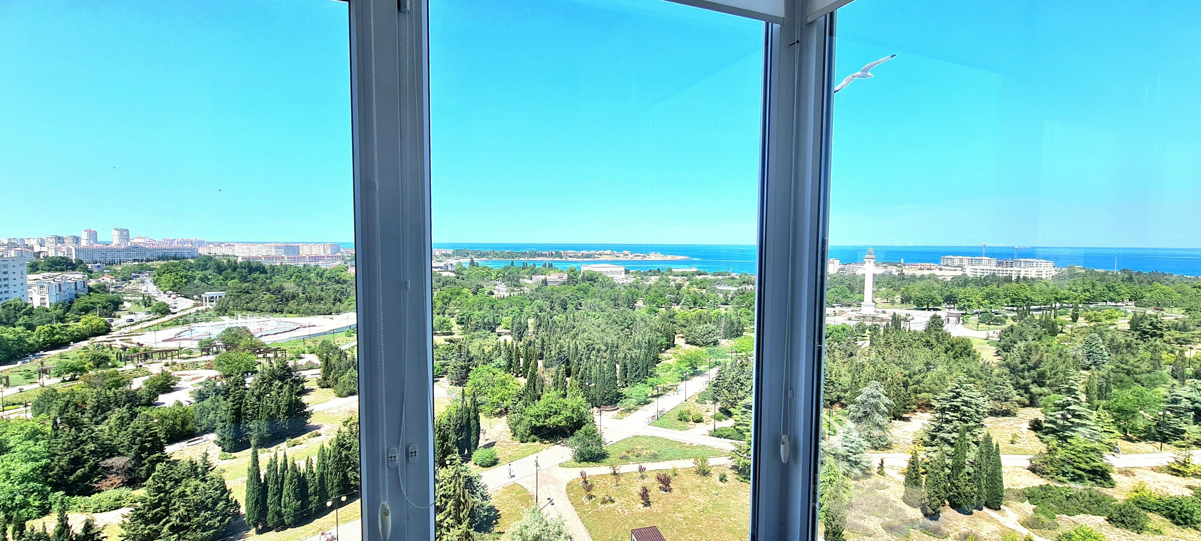 "Бирюзовые лилии " с видом на море, на парк, на  фонтан и на город