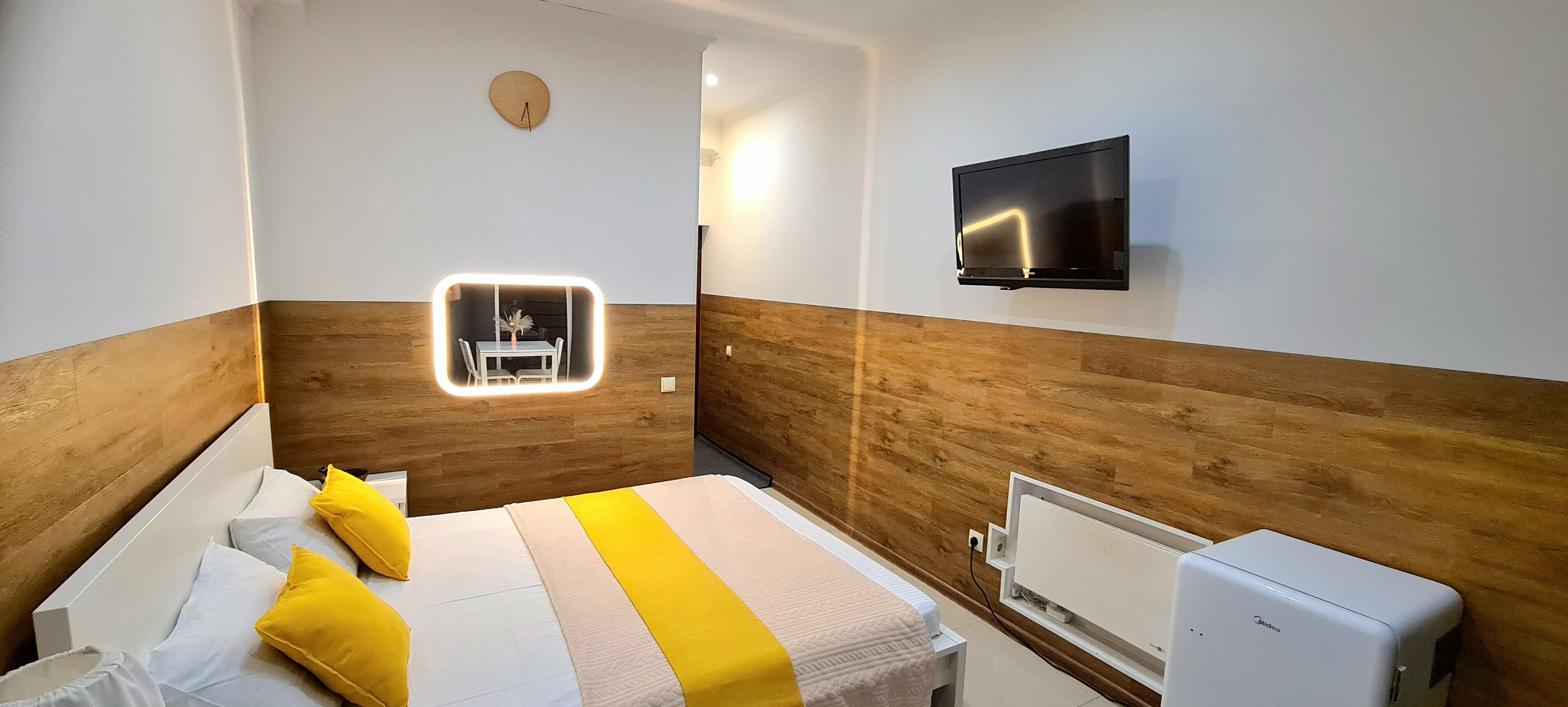 Номер  с двуспальной кроватью с  видом на море и Парк Победы