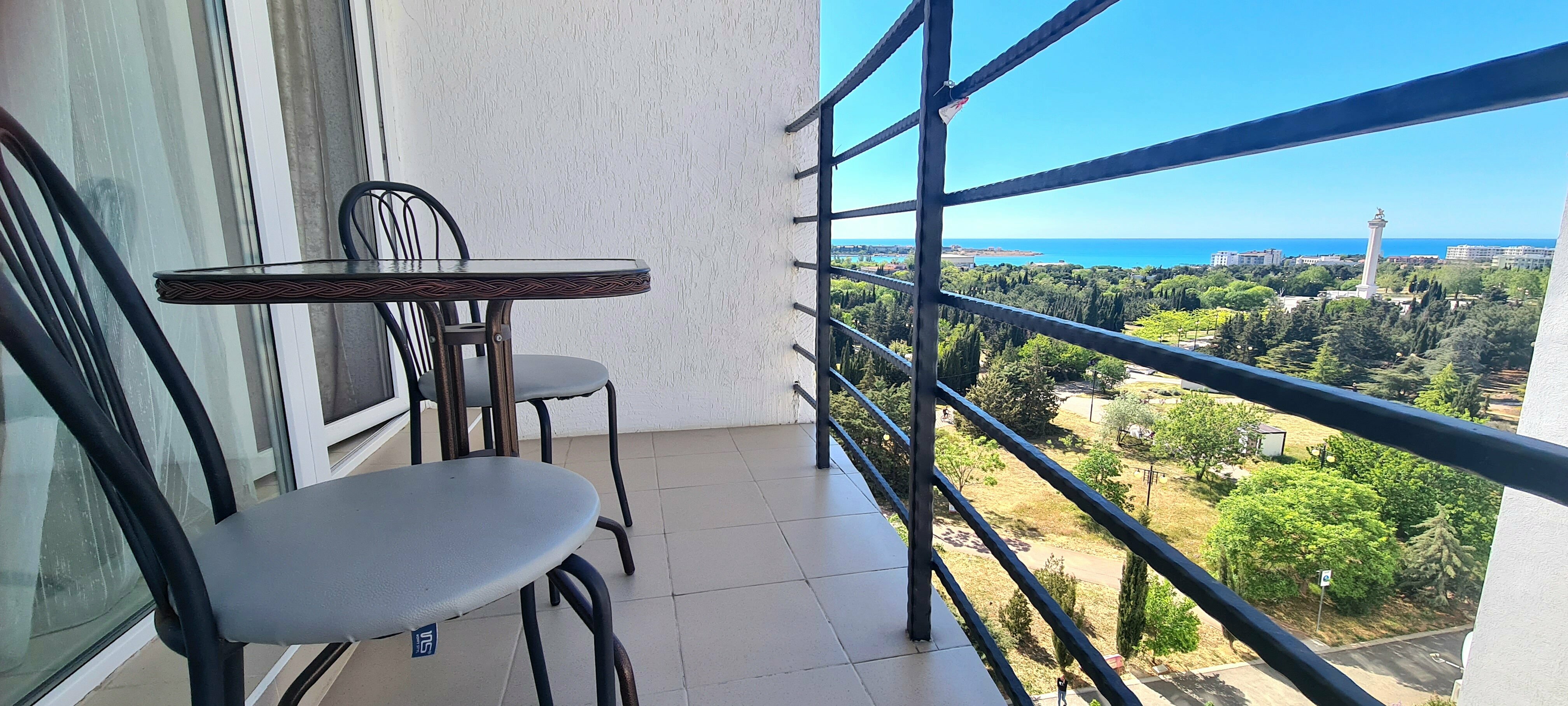 Номер  с двуспальной кроватью с  видом на море и Парк Победы