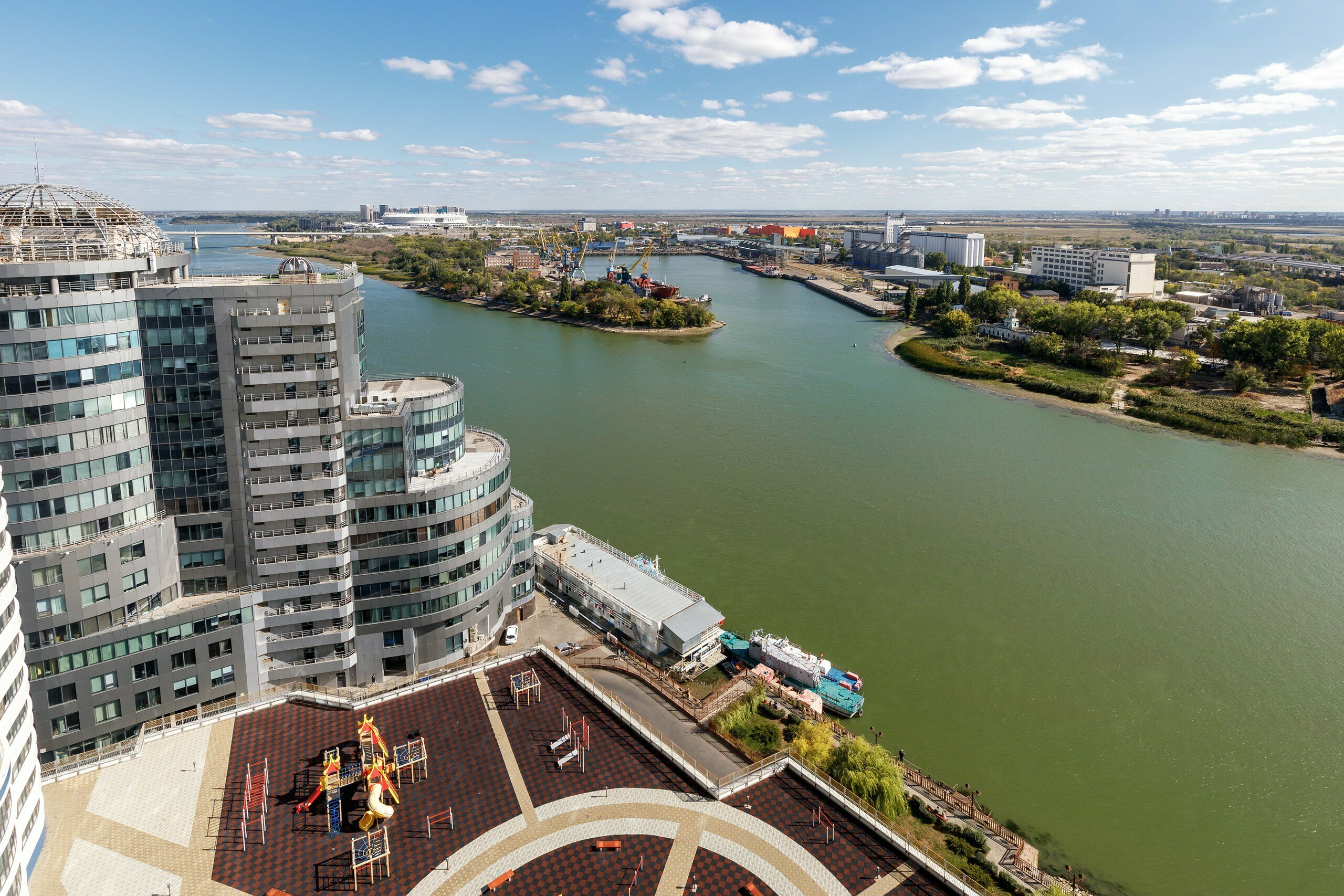 Двухкомнатные апартаменты с видом на ДОН  (21 этаж) с лоджией (5 человек)