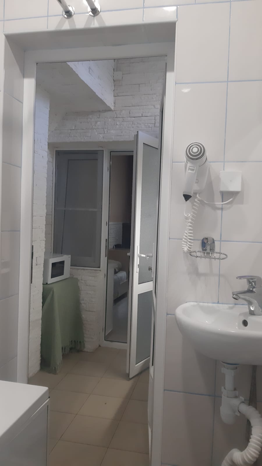 четырёхместный номер с мини кухней, с ванной, душем и санузлом 1.5