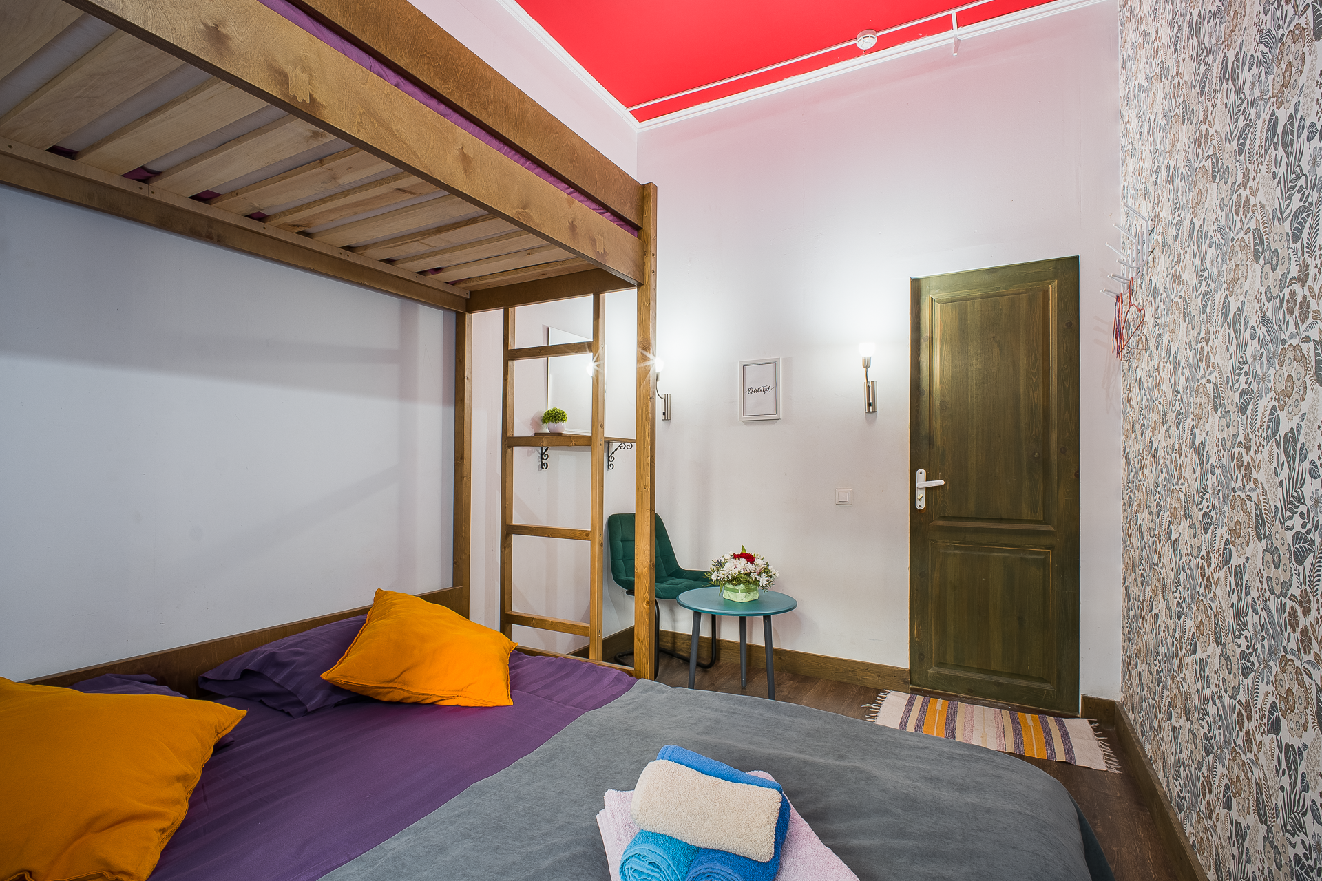 Семейный номер с общей ванной комнатой