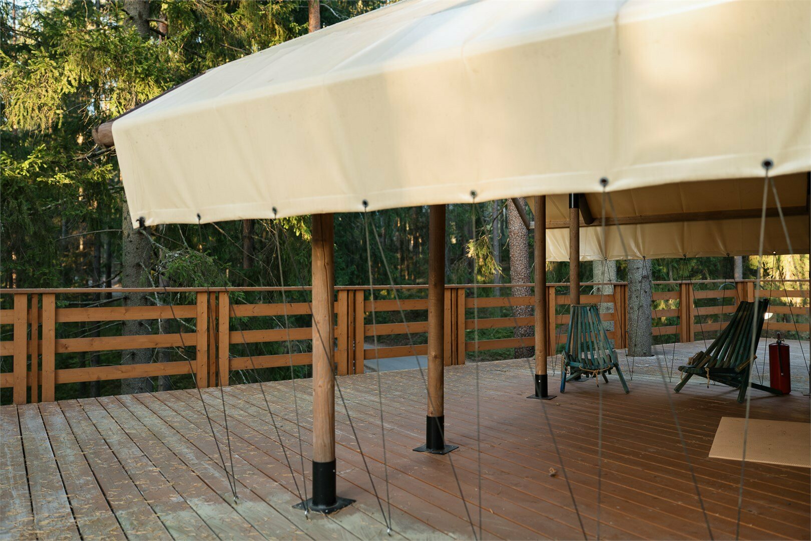 Лодж на холме с видом на лес