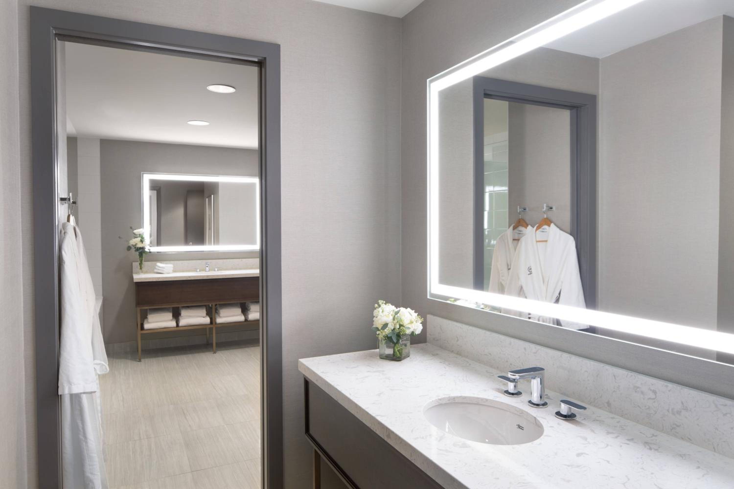 Penthouse King Suite with Sofa Bed - Lounge Access