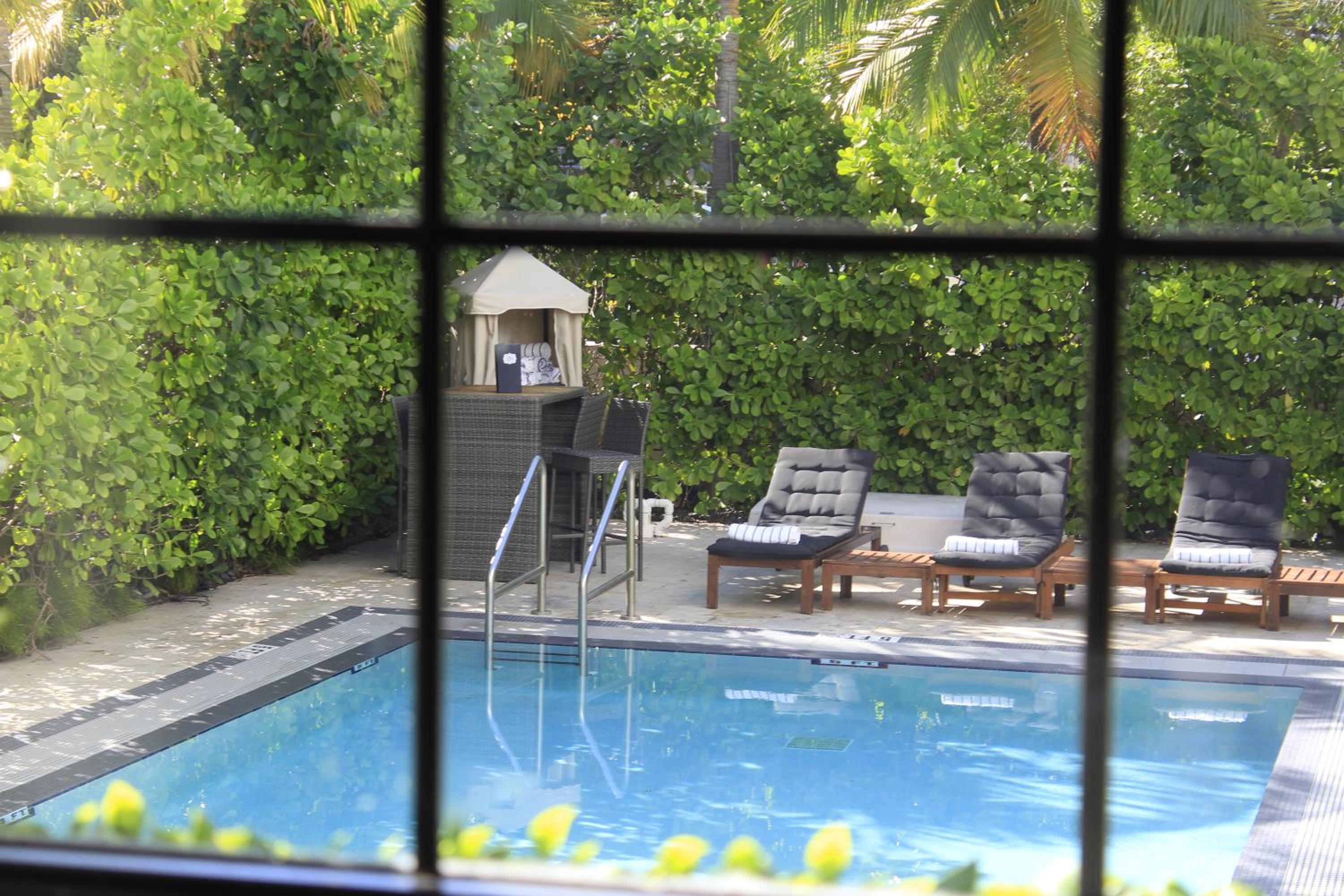 Luxury King Pool View