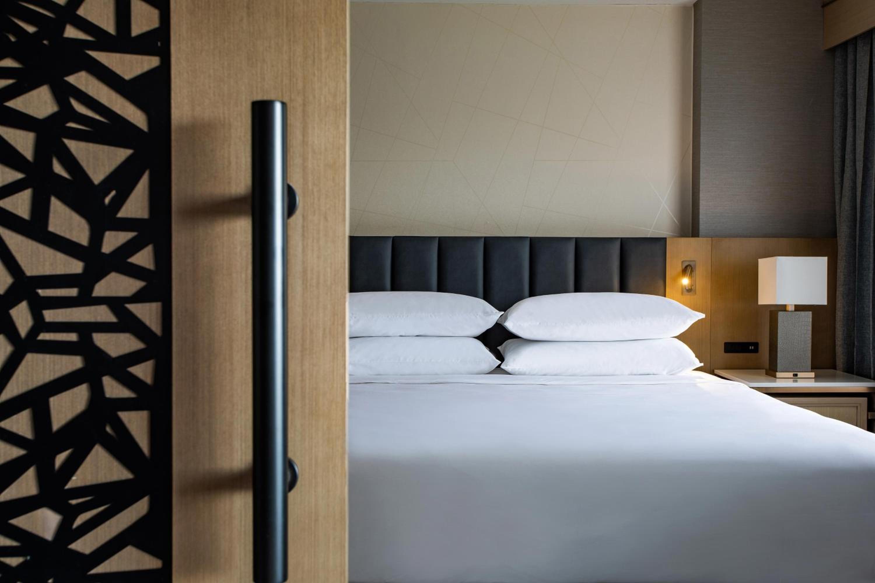 Suite with Bay Window, 1 King, Sofa Bed