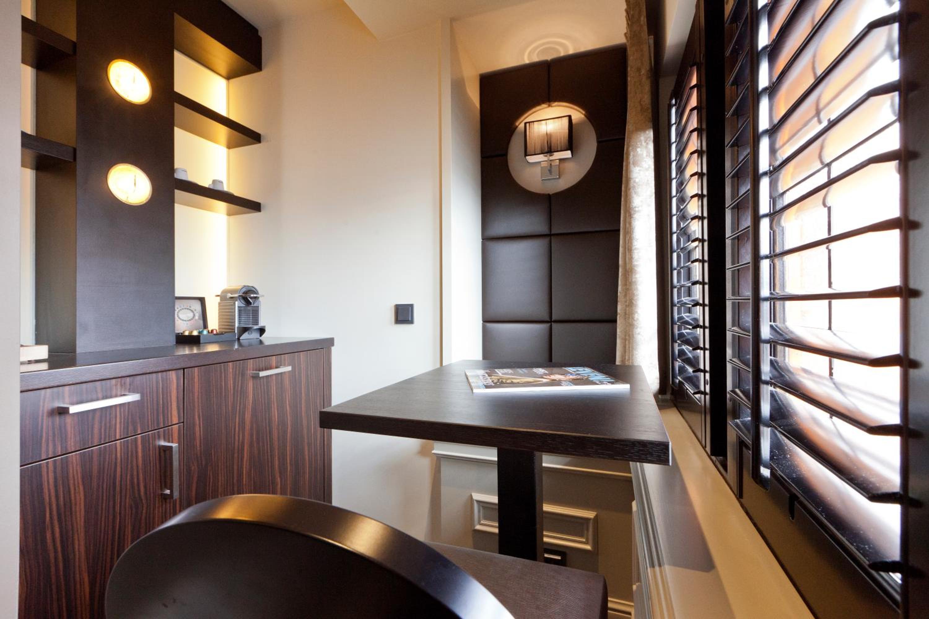 Deluxe Suite With Ensuite Bathroom