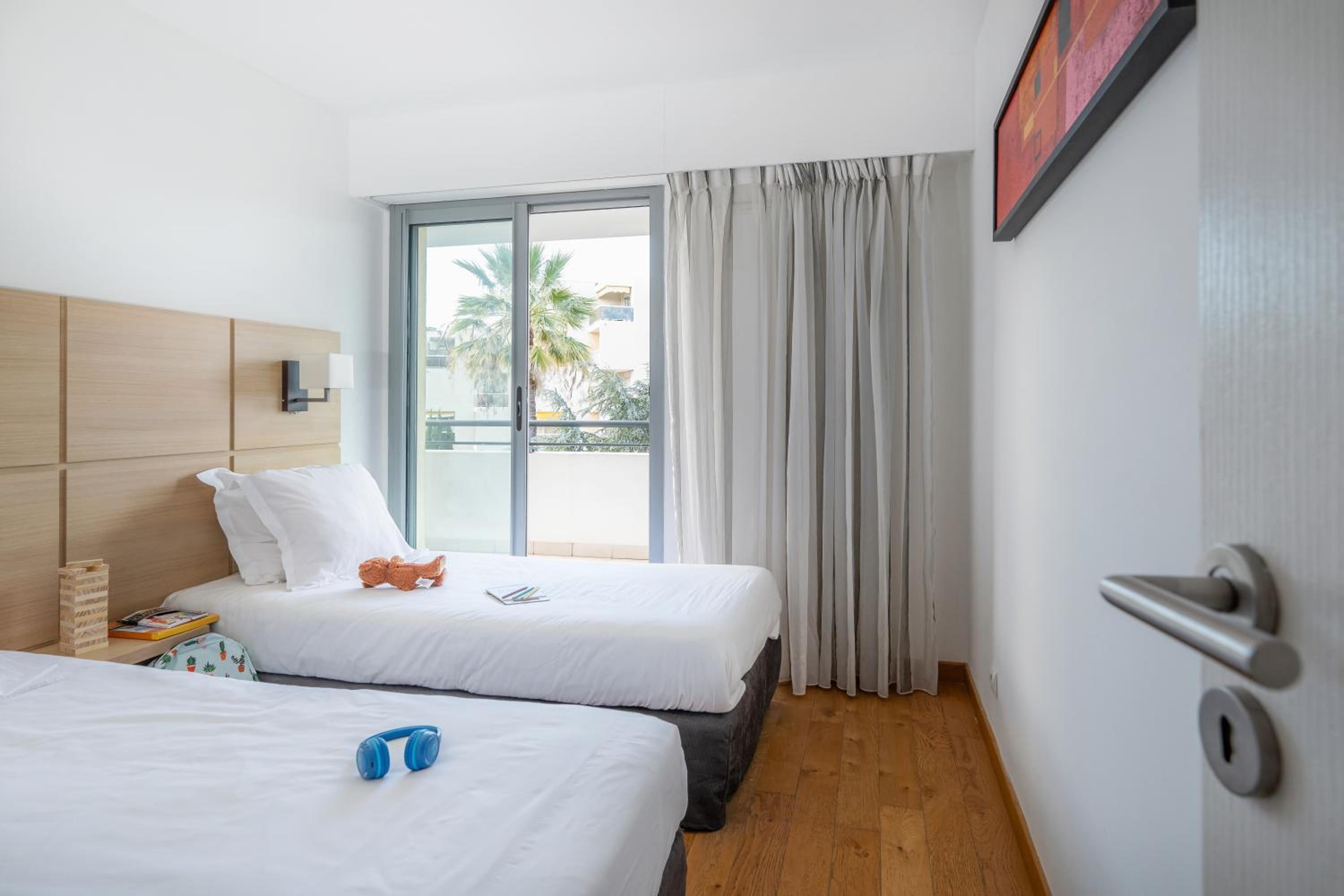 Apartment with Pool View 