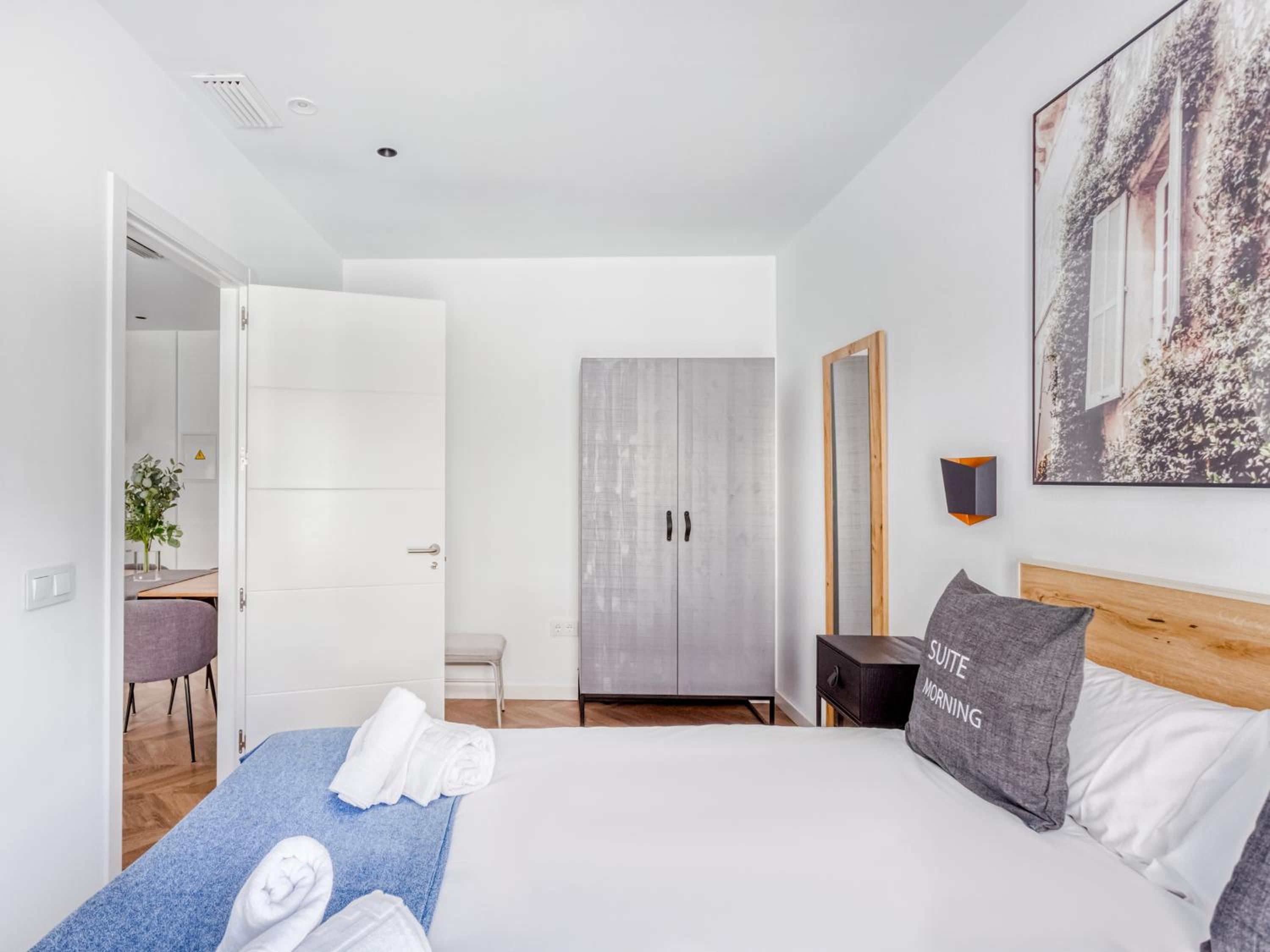 One-Bedroom Apartment L