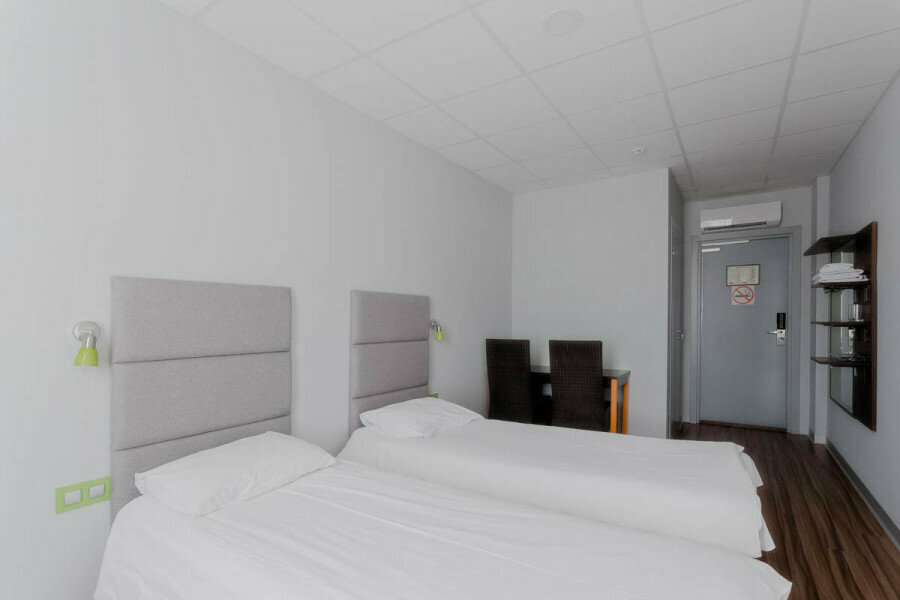 Просторный двухместный номер с 2 отдельными кроватями