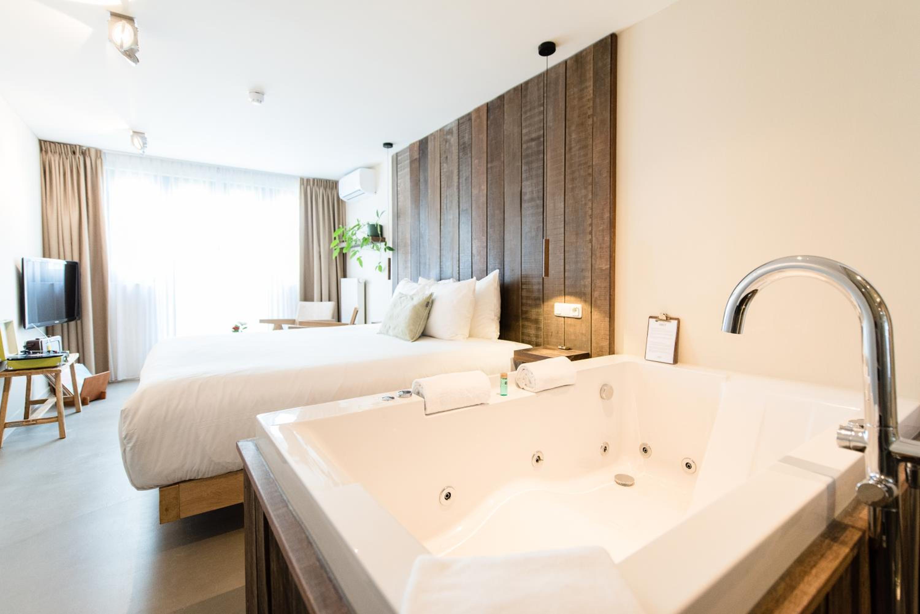 Deluxe Suite with Spa Bath