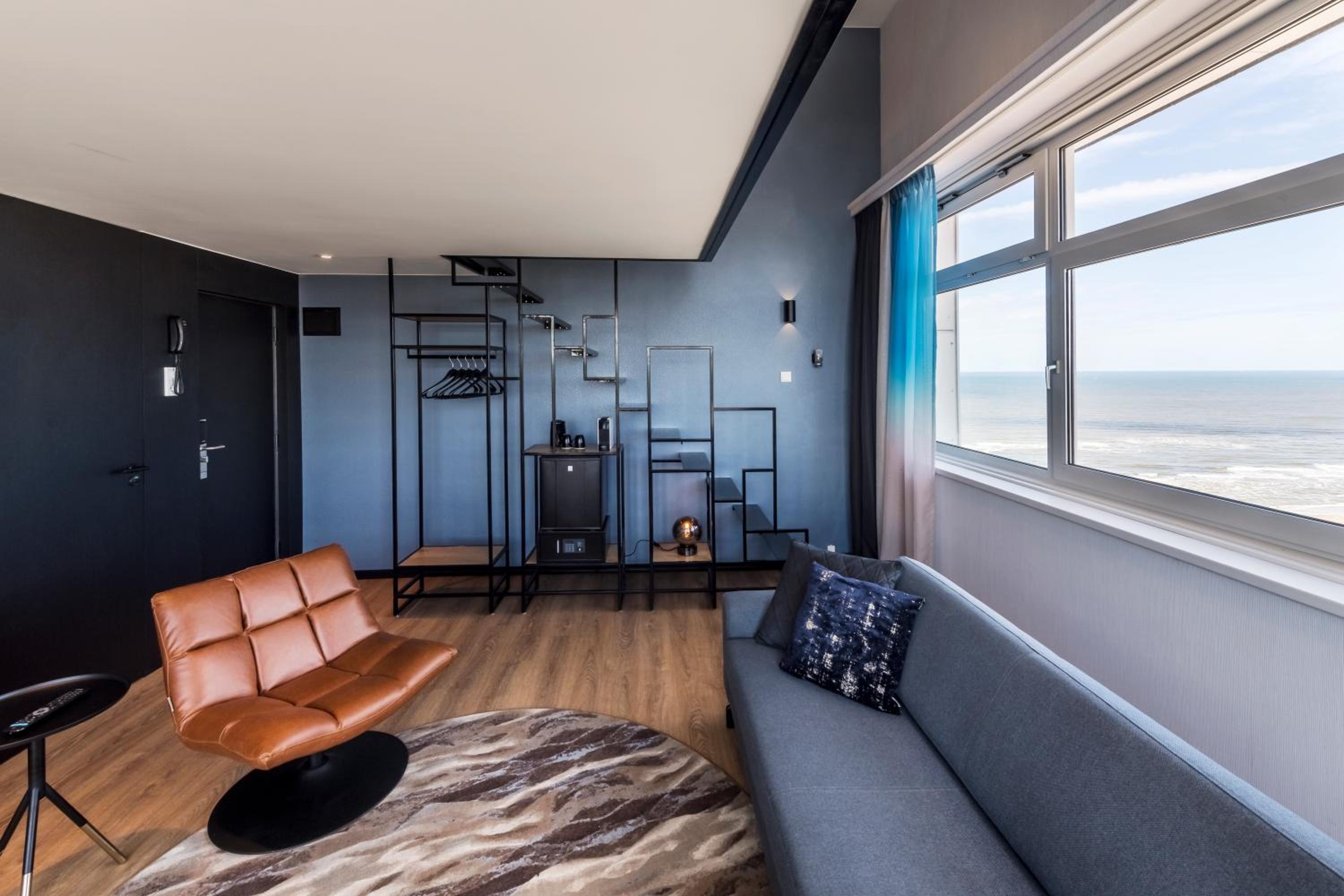 Loft 18K4 bathtub and sloping sea and country views