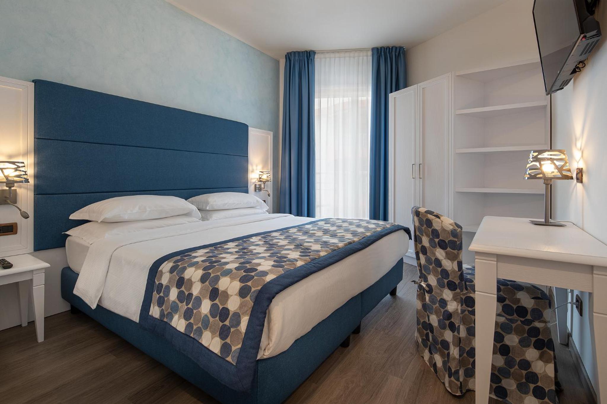 Double or Twin Room with Lateral Sea View