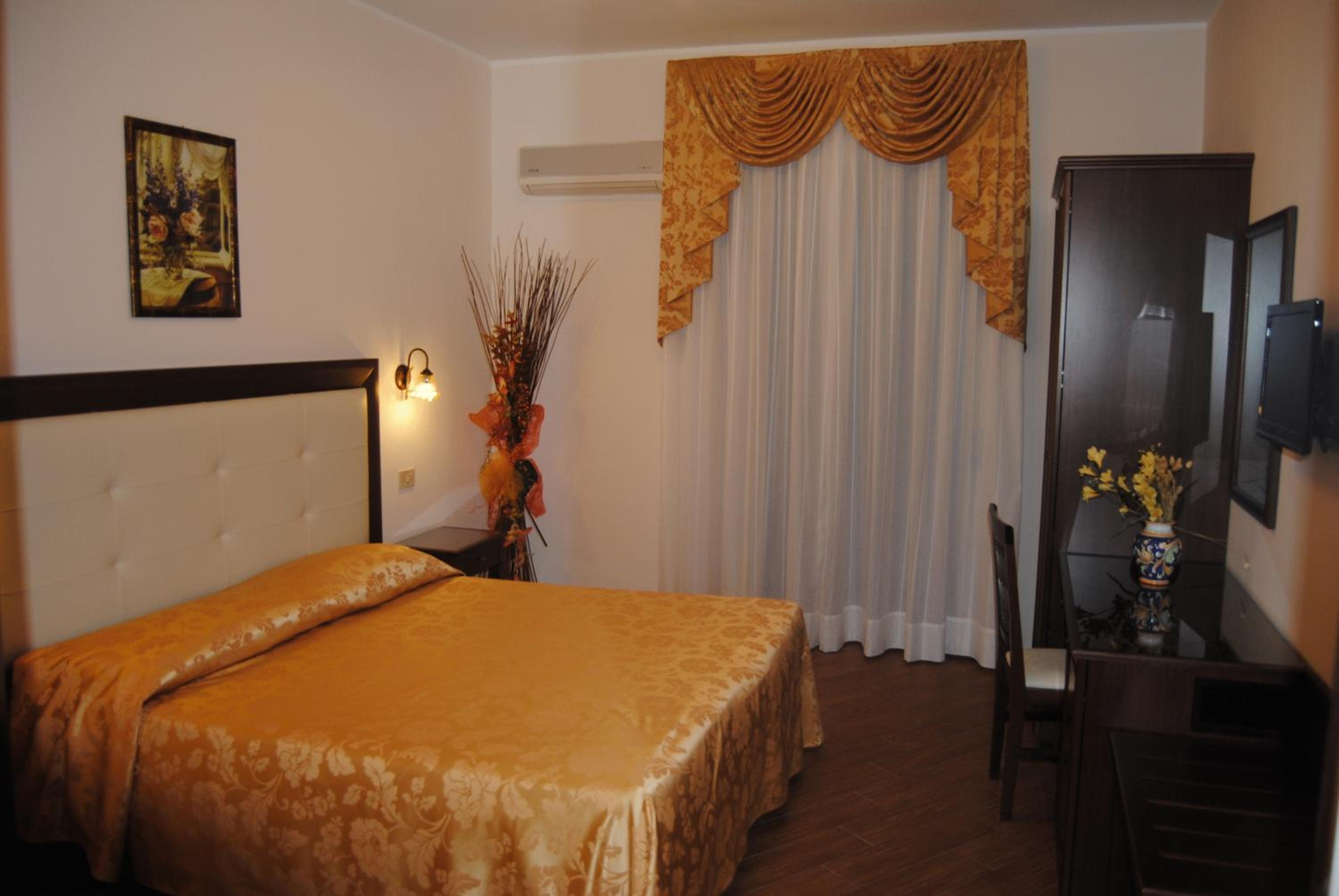 Superior Double or Twin Room with Lateral Sea View