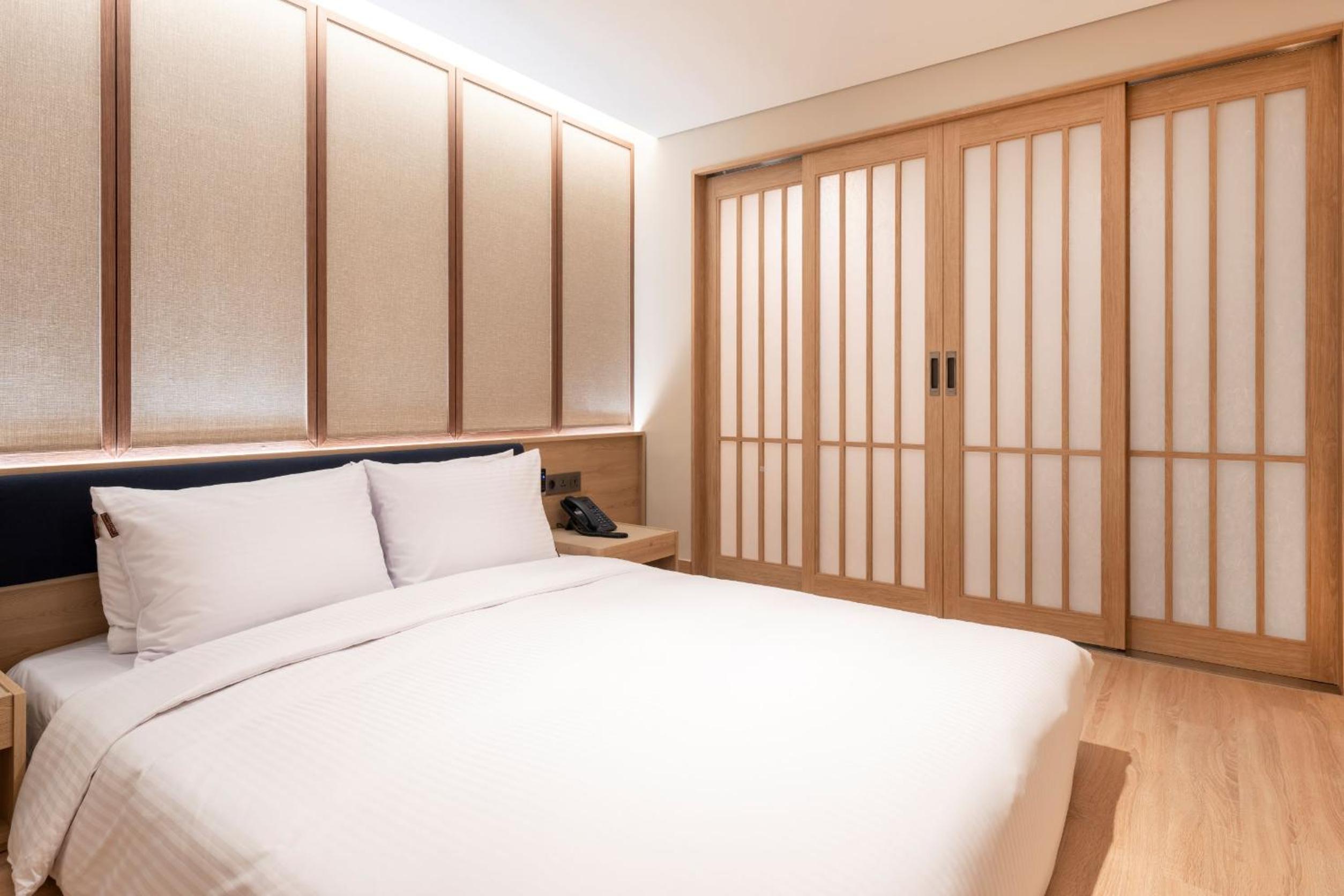 Queen Room with Spa Bath