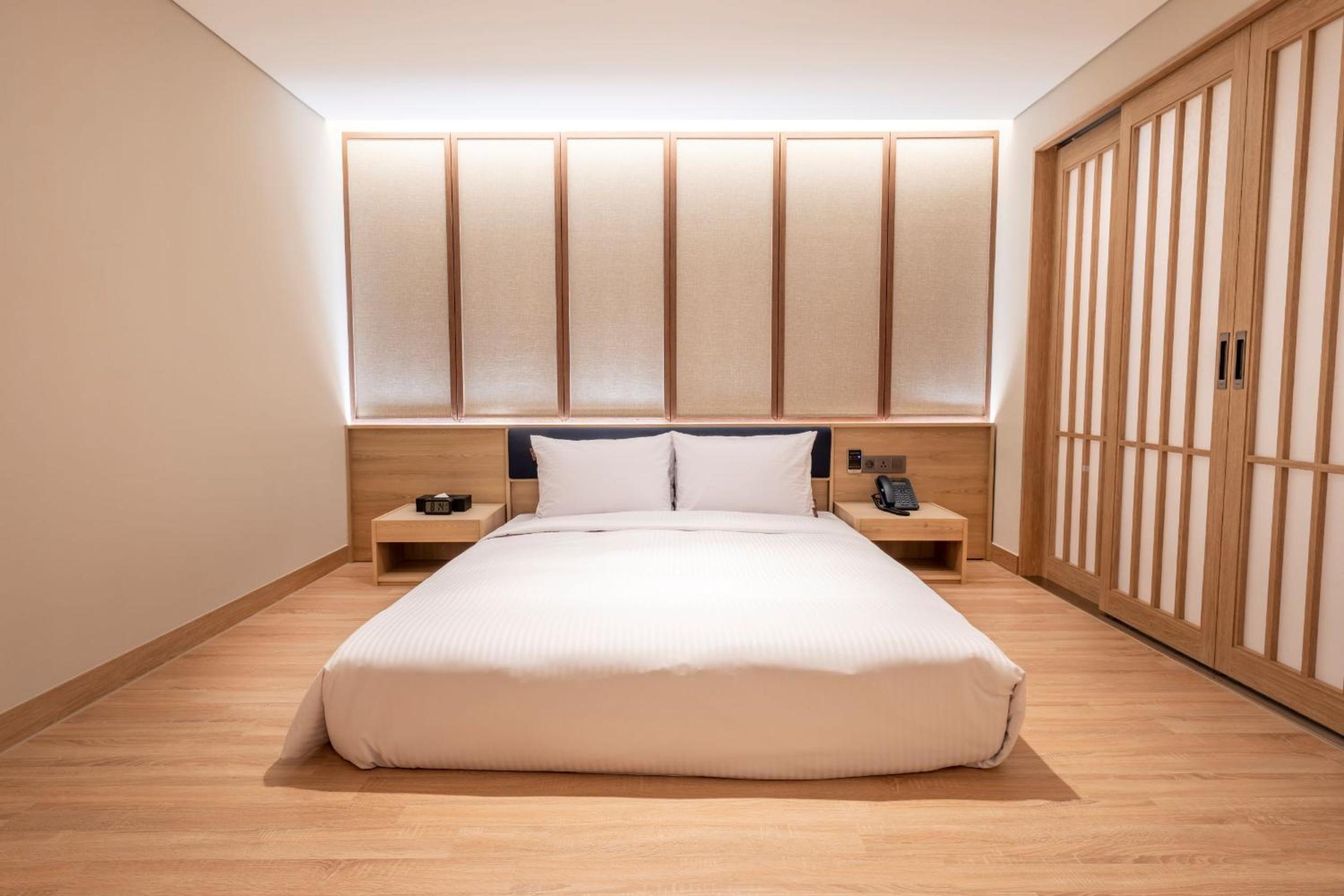 Queen Room with Spa Bath