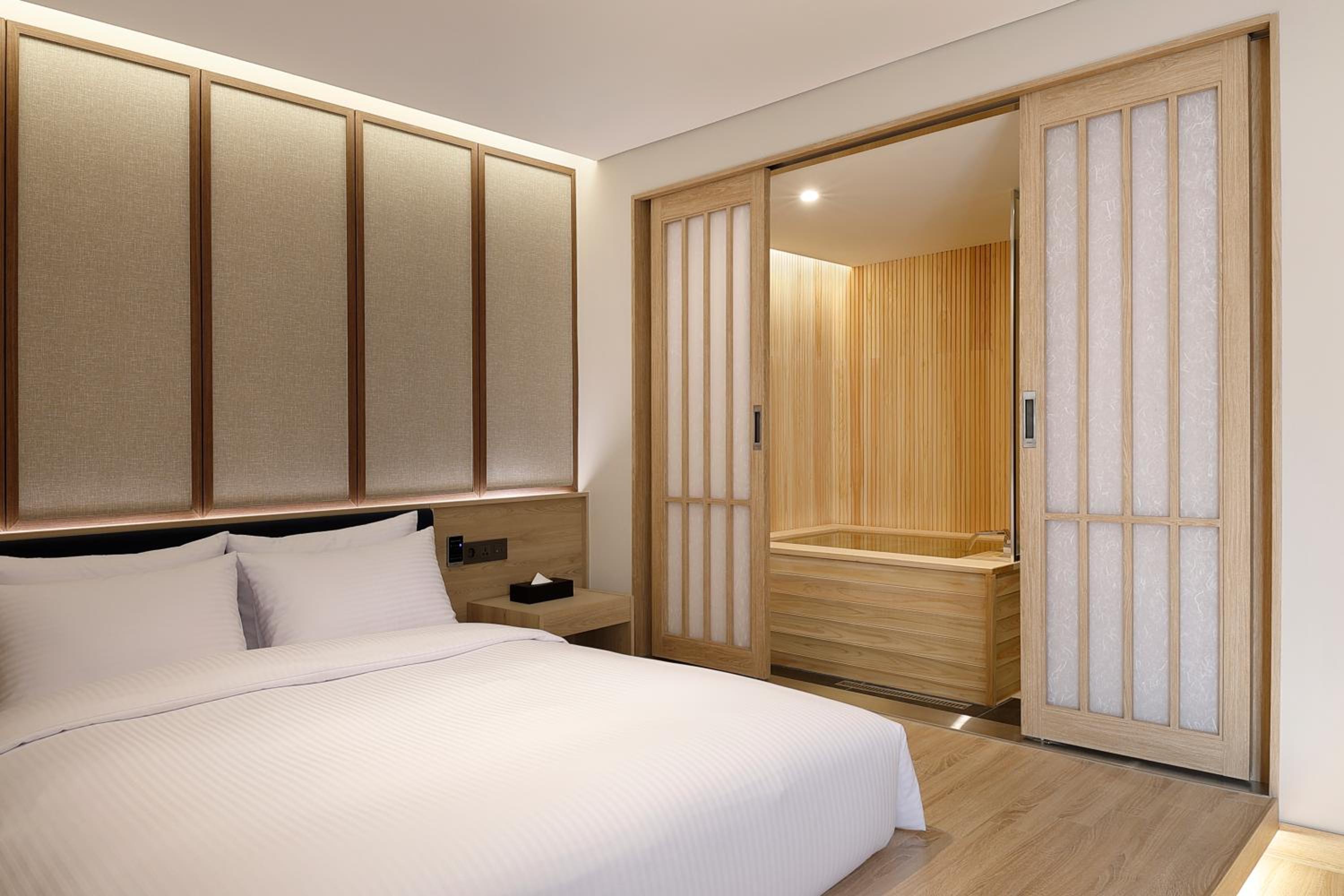 Queen Room with Spa Bath