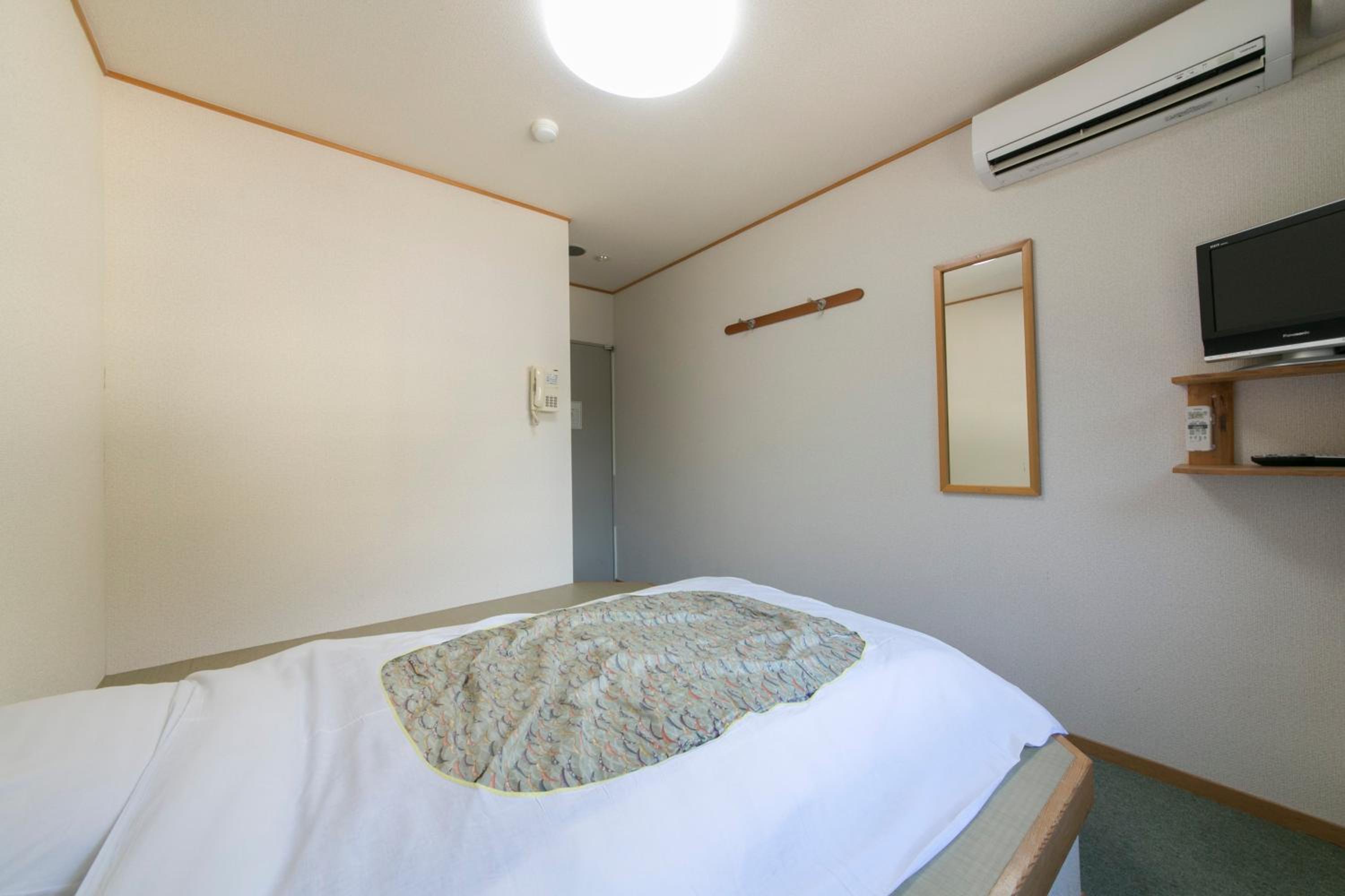 Japanese Style Single Room with Shared Bathroom - Smoking