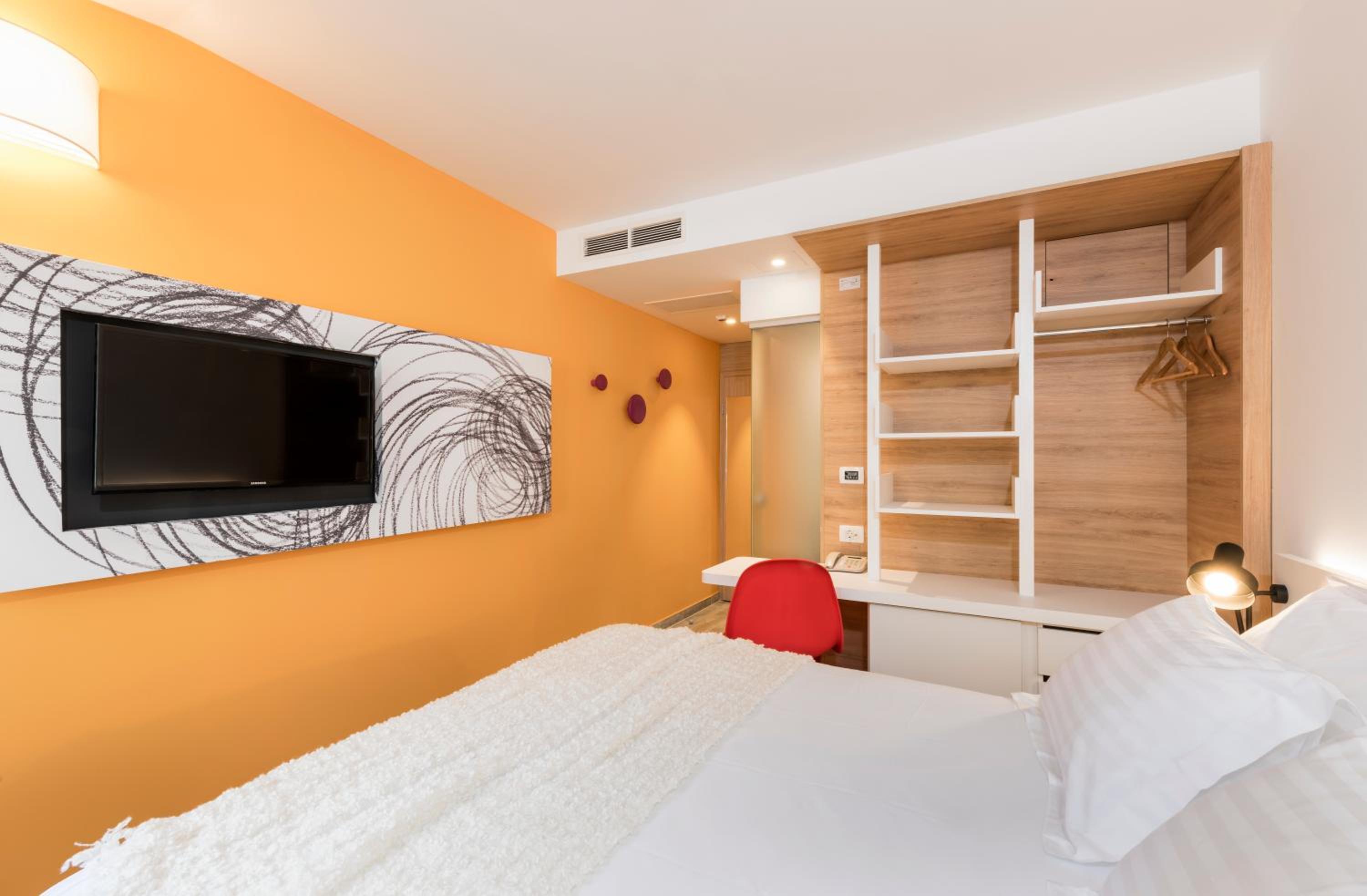Double Room with Balcony and Park View