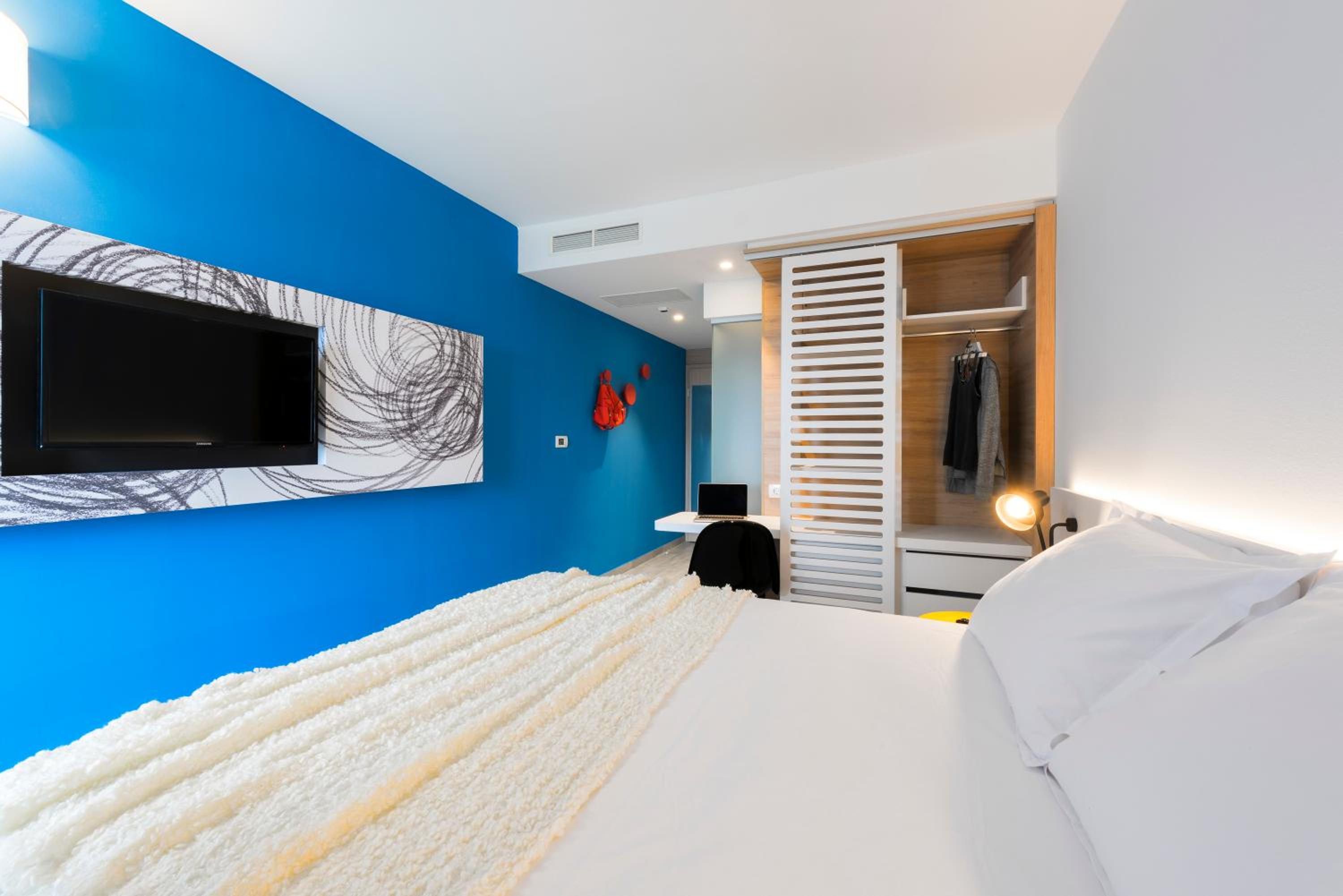 Double Room with Balcony and Park View