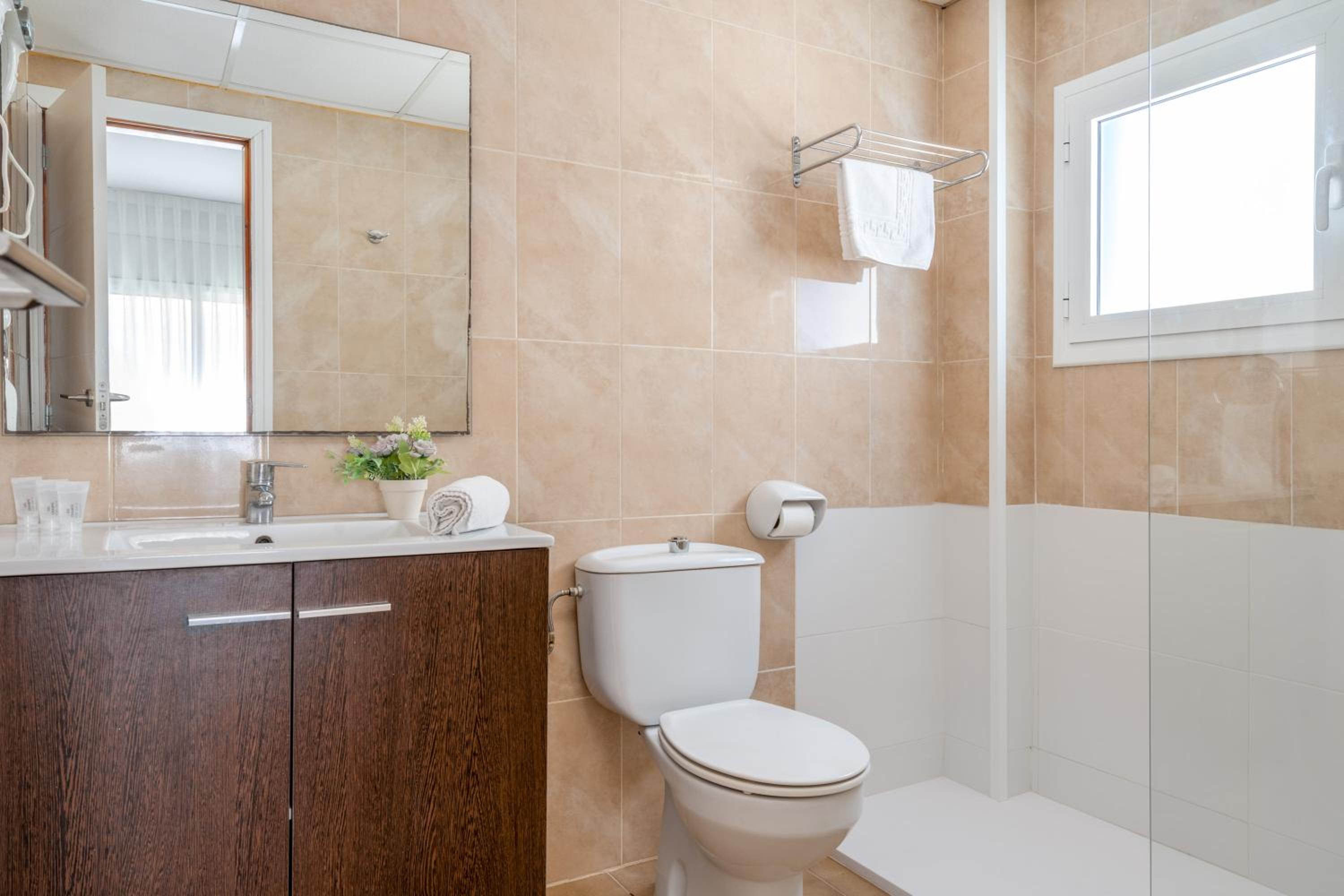 Family Room (2 Adults + 1 Child)