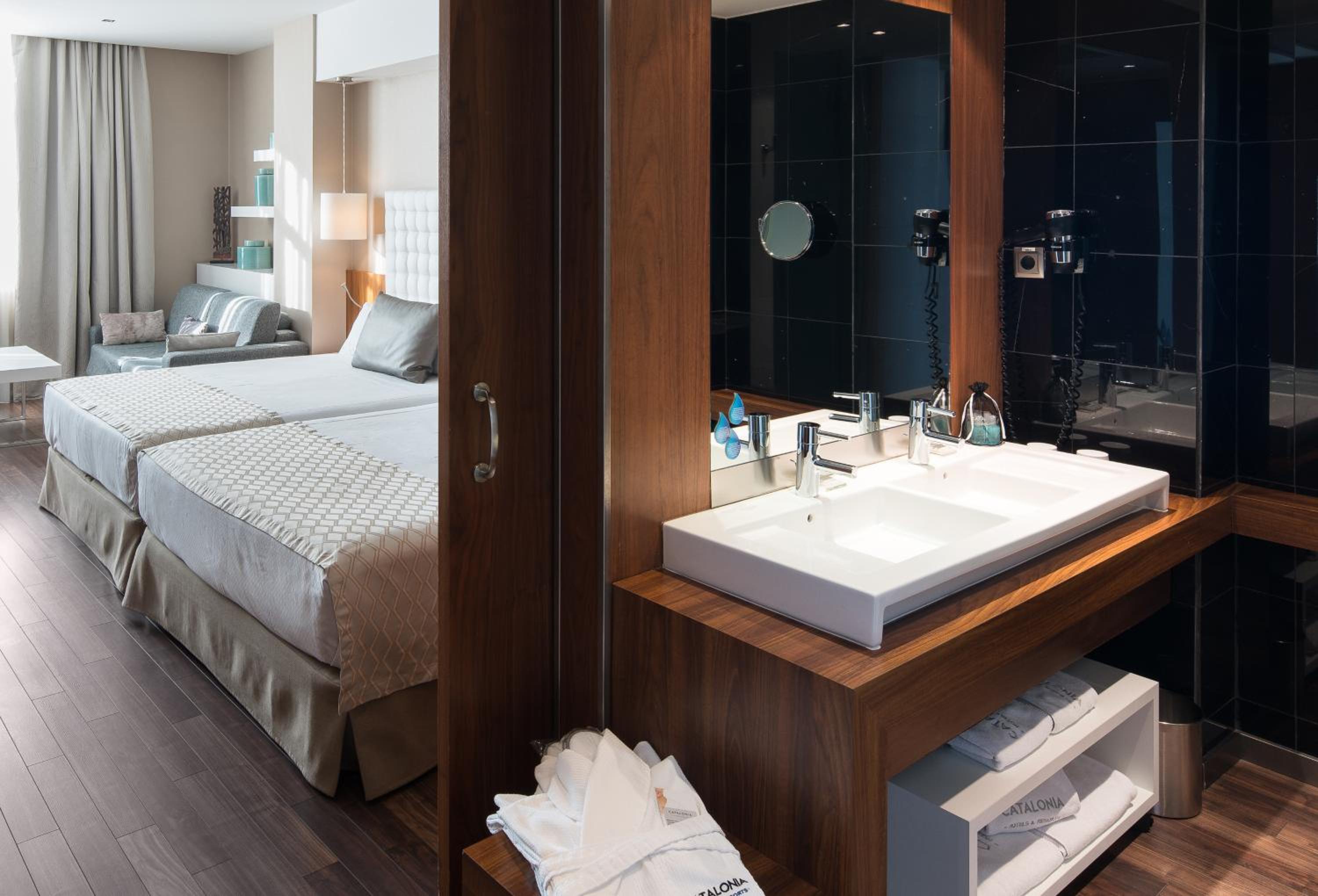 Family Room (2 Adults + 3 Children)