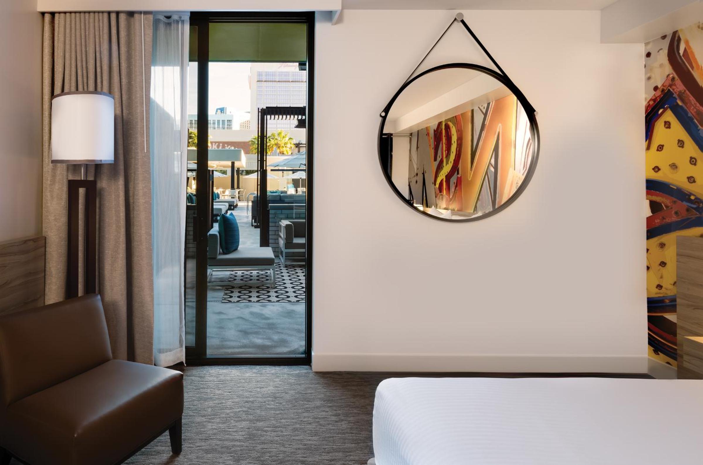 District 3 Deluxe Poolside Cabana King Non-Smoking	