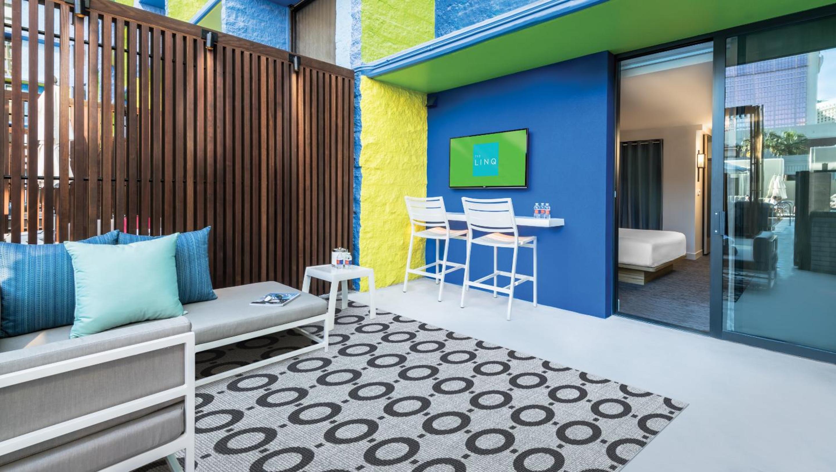 District 3 Deluxe Poolside Cabana King Non-Smoking	