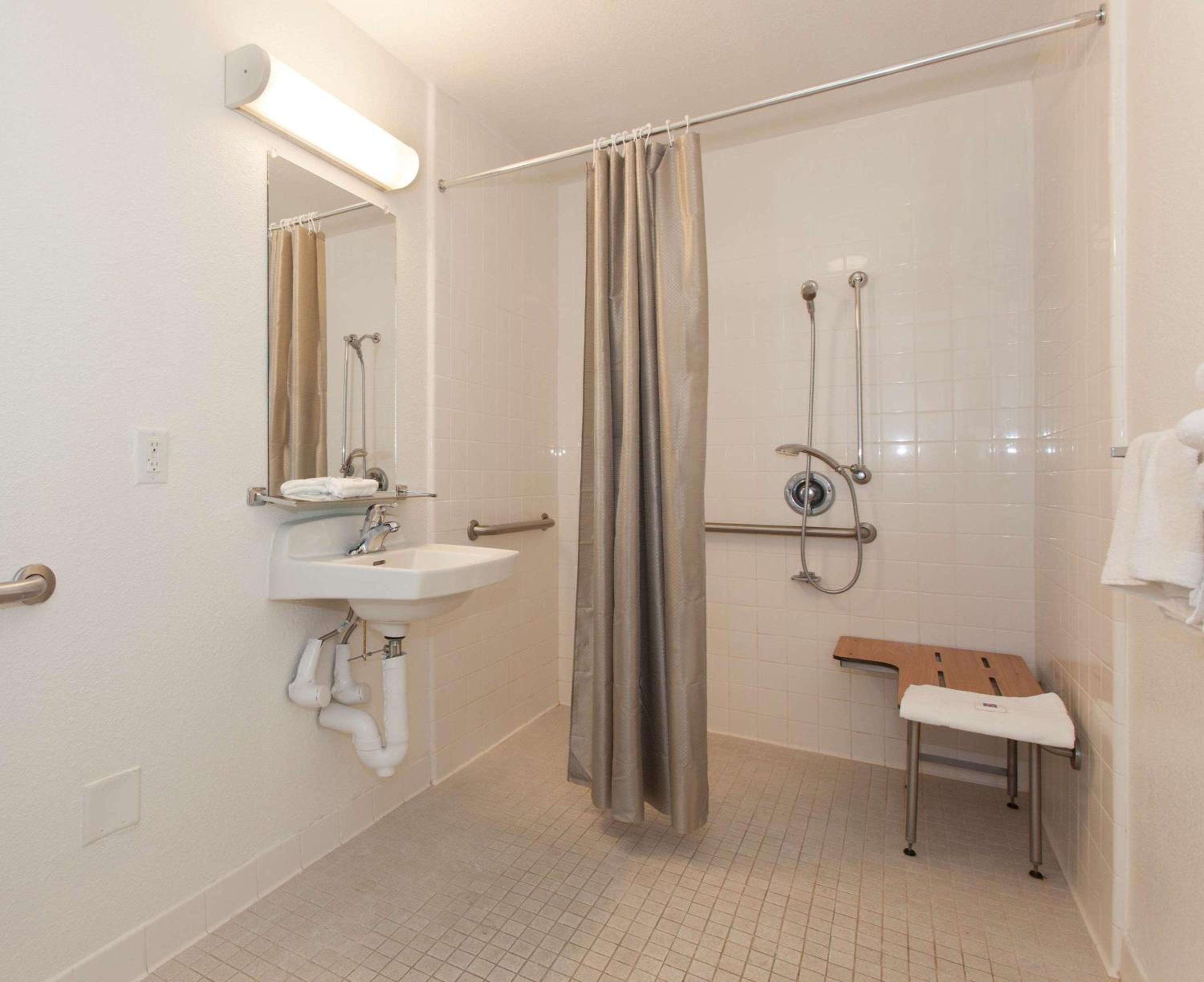 Queen Room - Disability Access - Roll in Shower