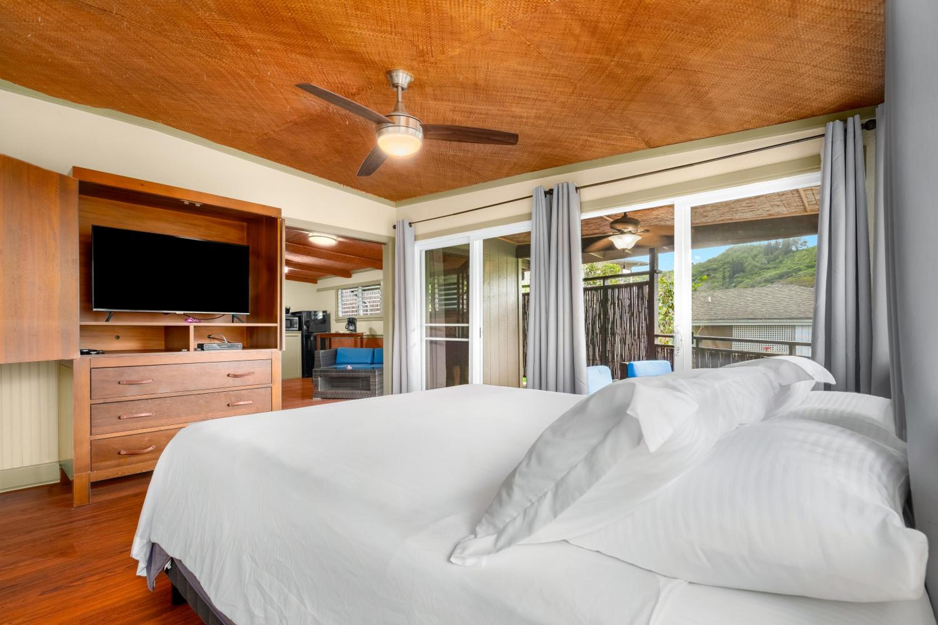 One-Bedroom Suite with Mountain View
