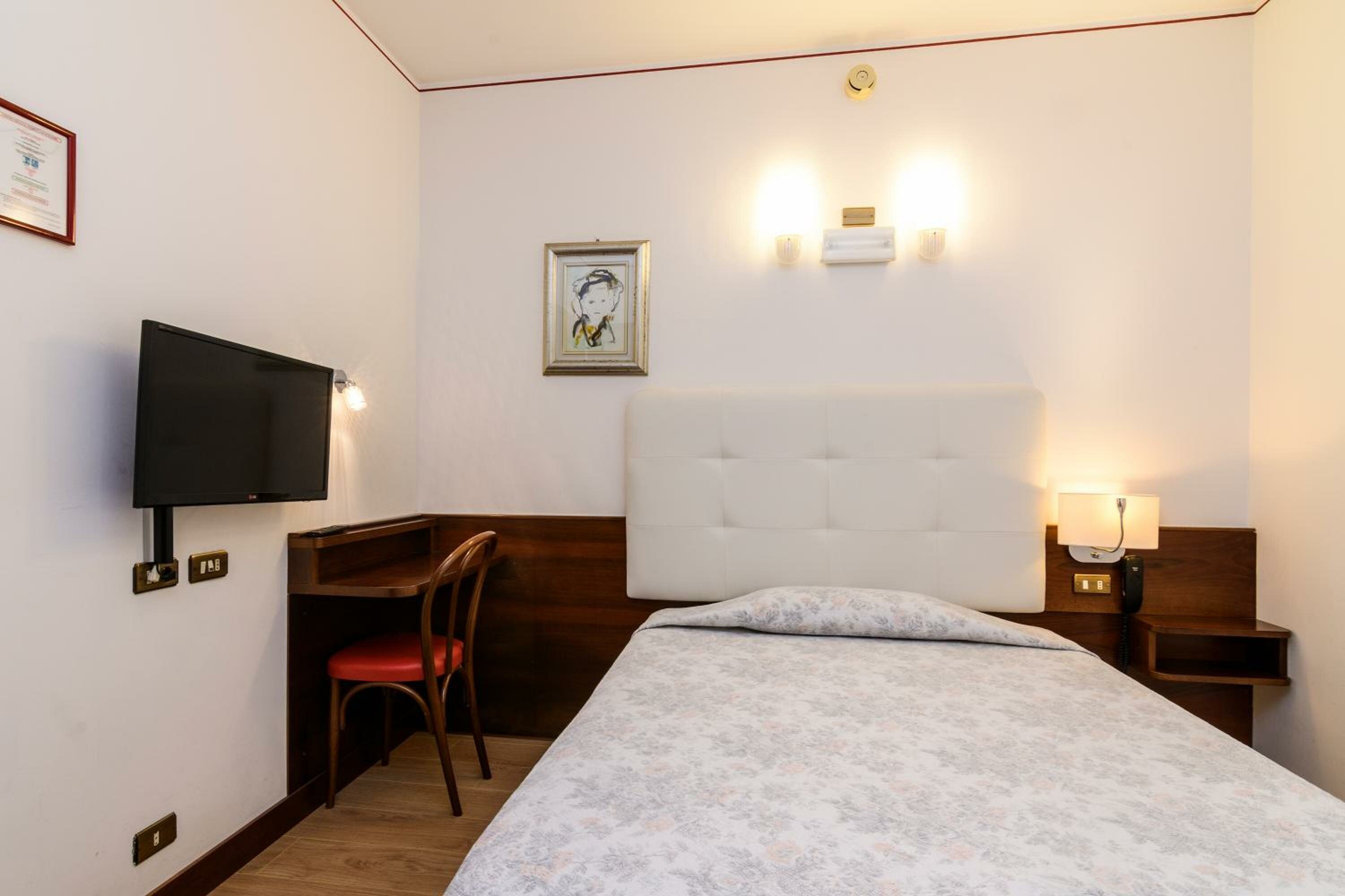 Single Room with Queen Bed