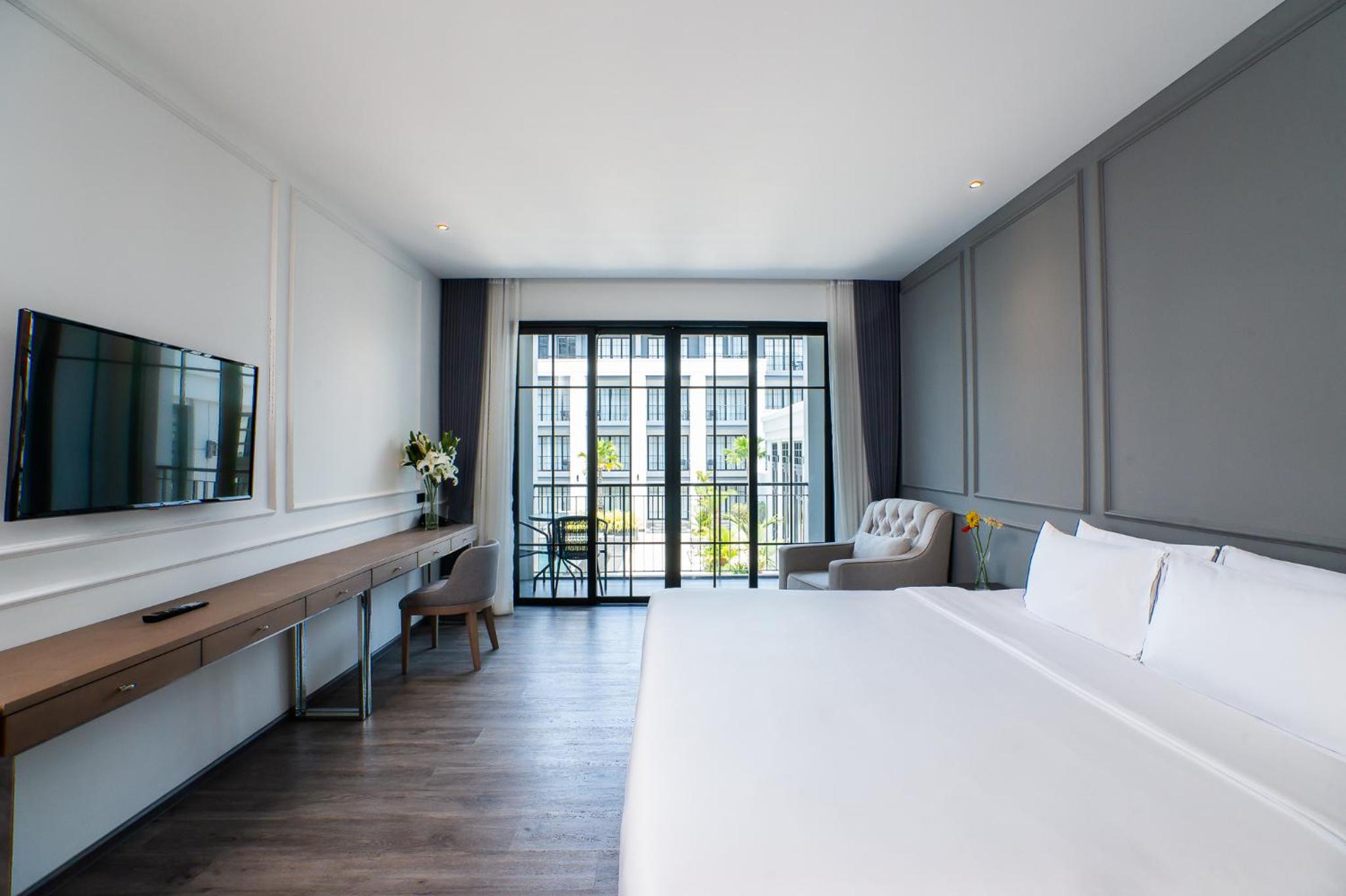 Deluxe Double with Pool View