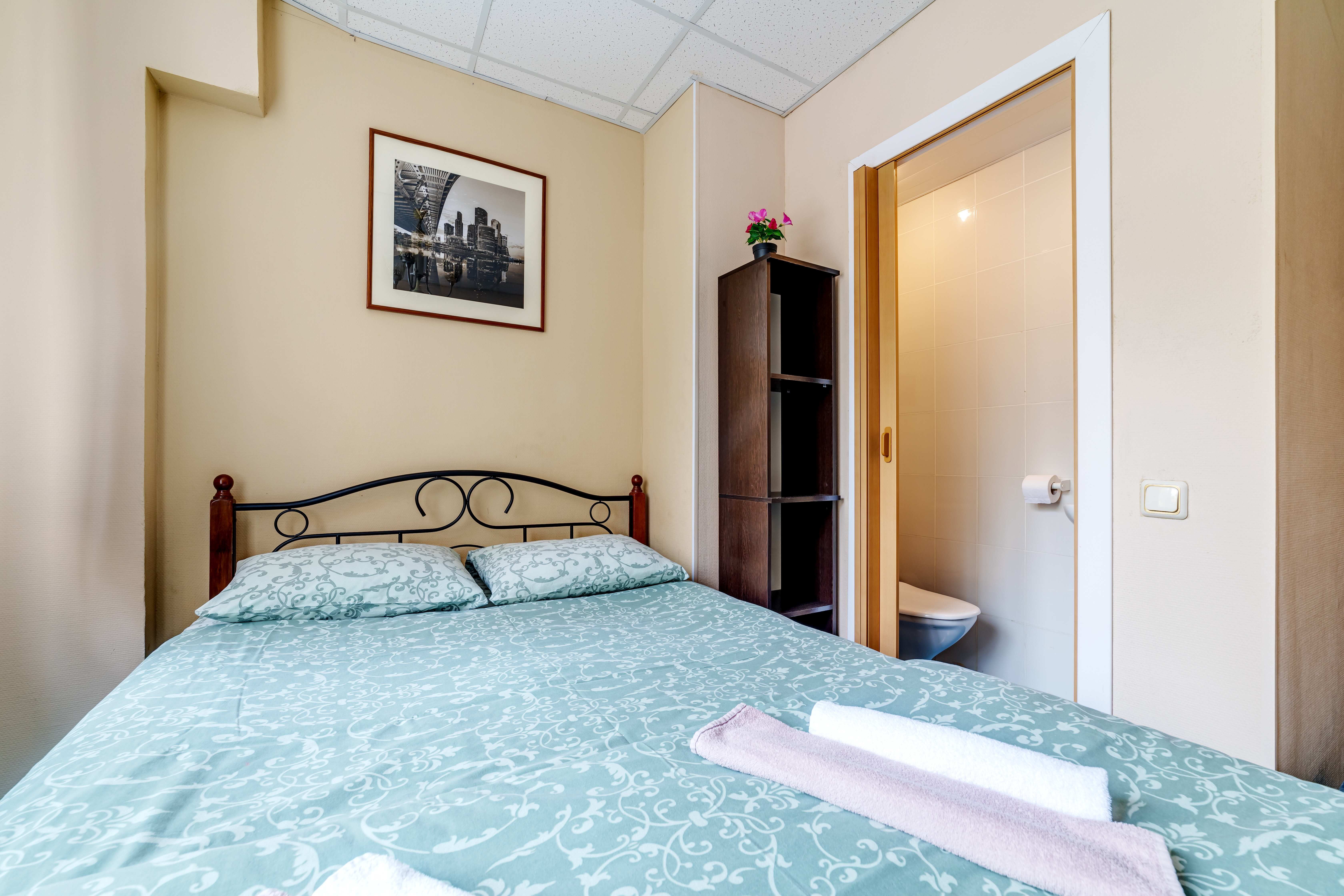 Двухместный номер с туалетом и раковиной в комнате