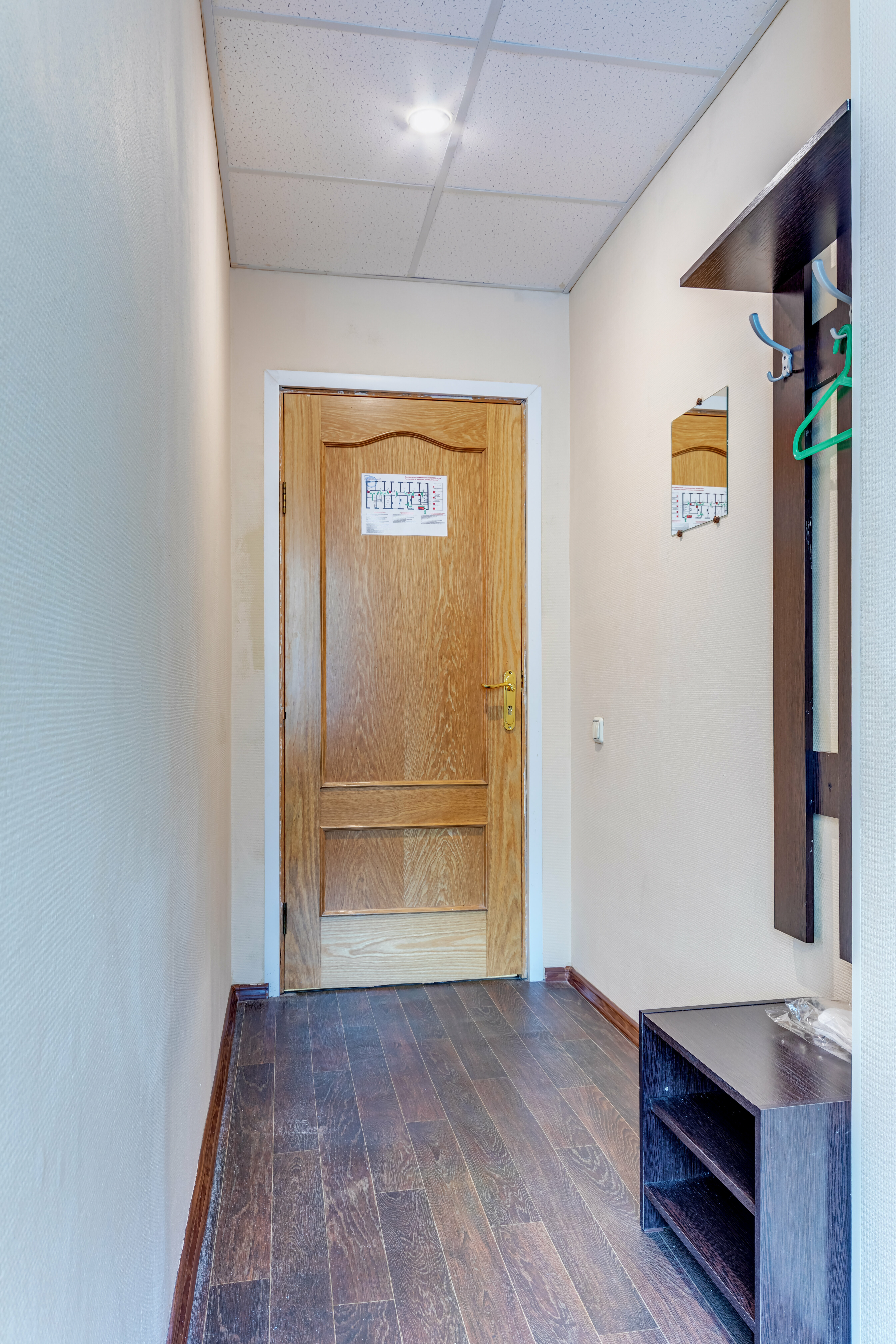 Двухместный номер с туалетом и раковиной в комнате