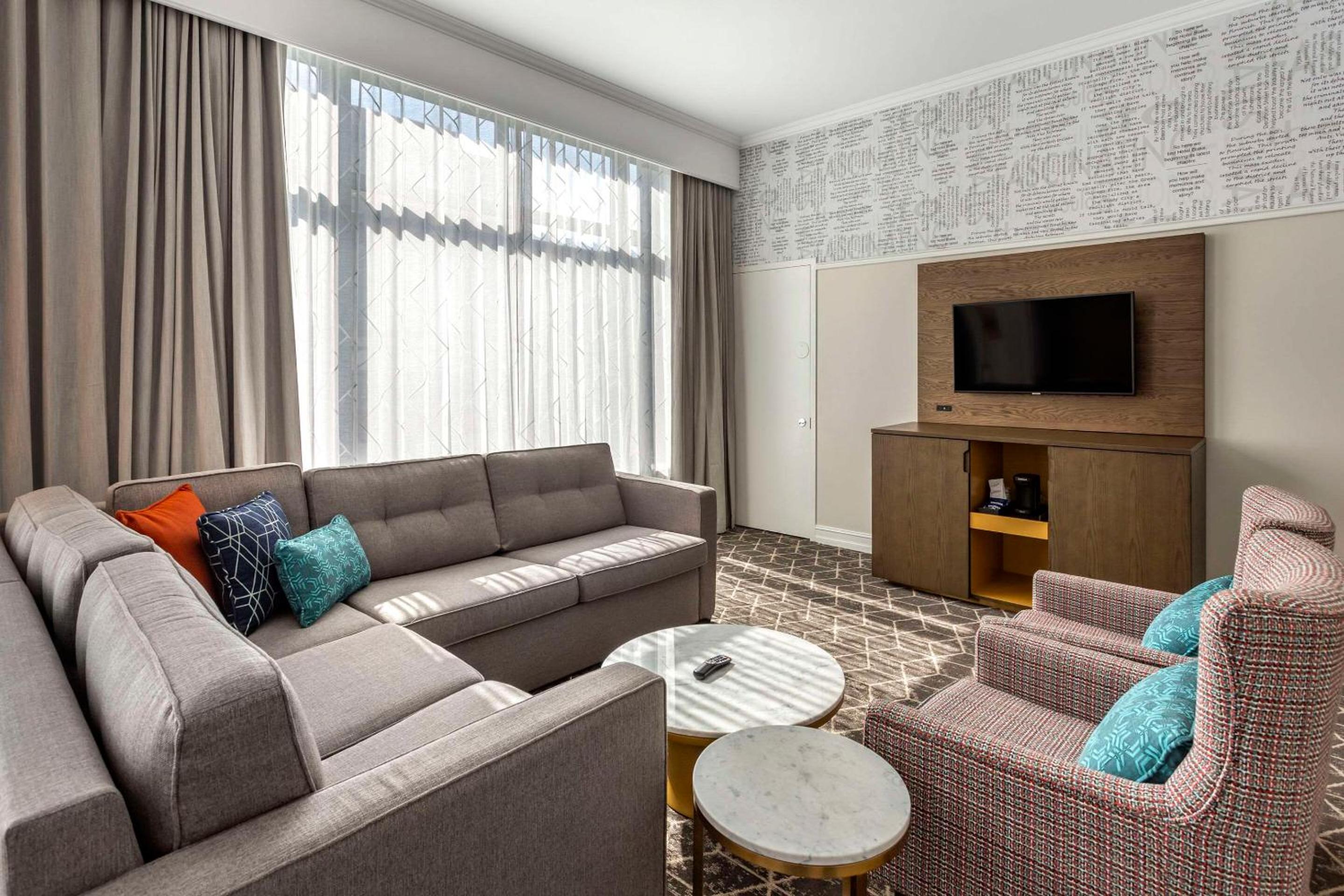 King Suite - Non-Smoking