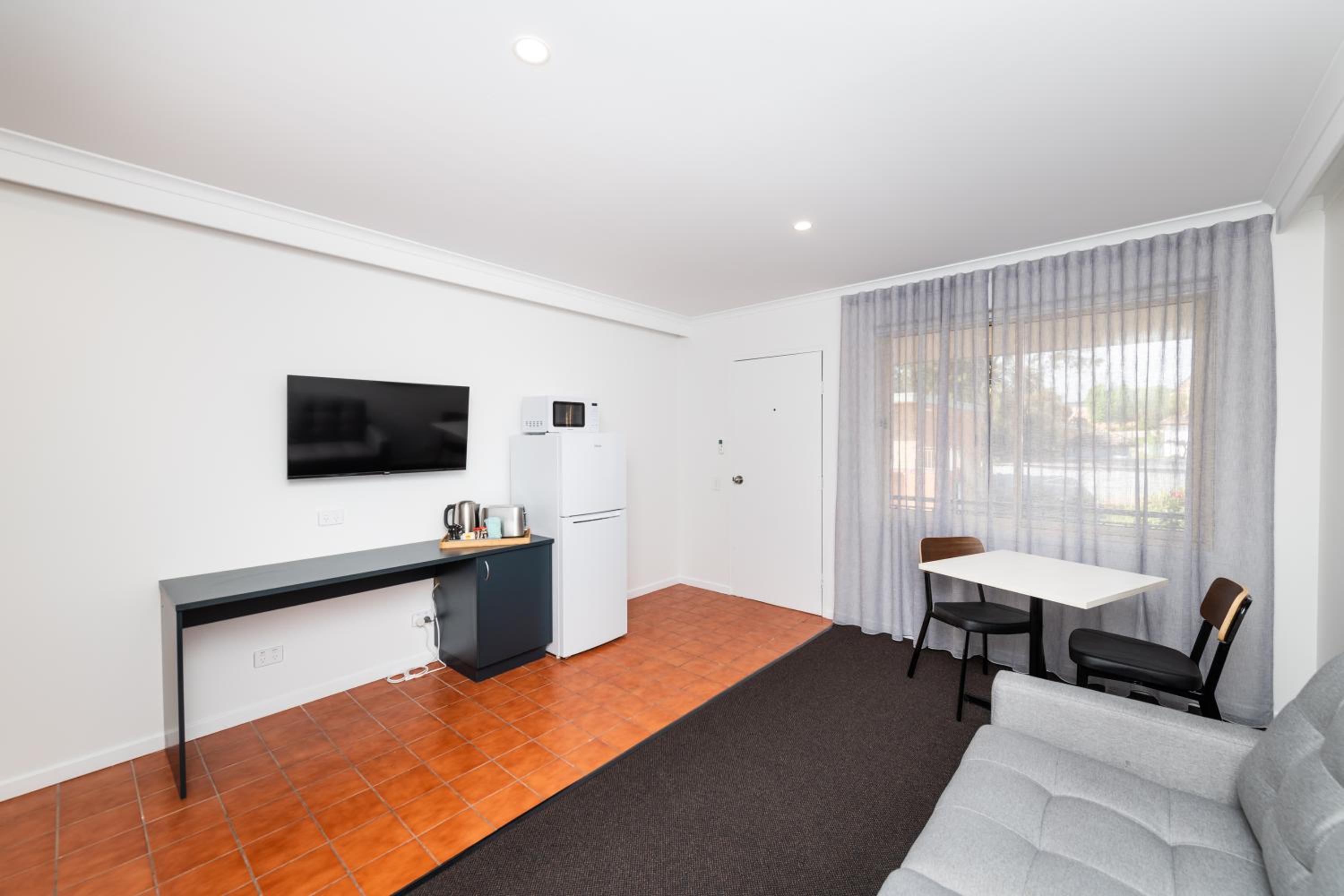 Queen Suite (No Pets)