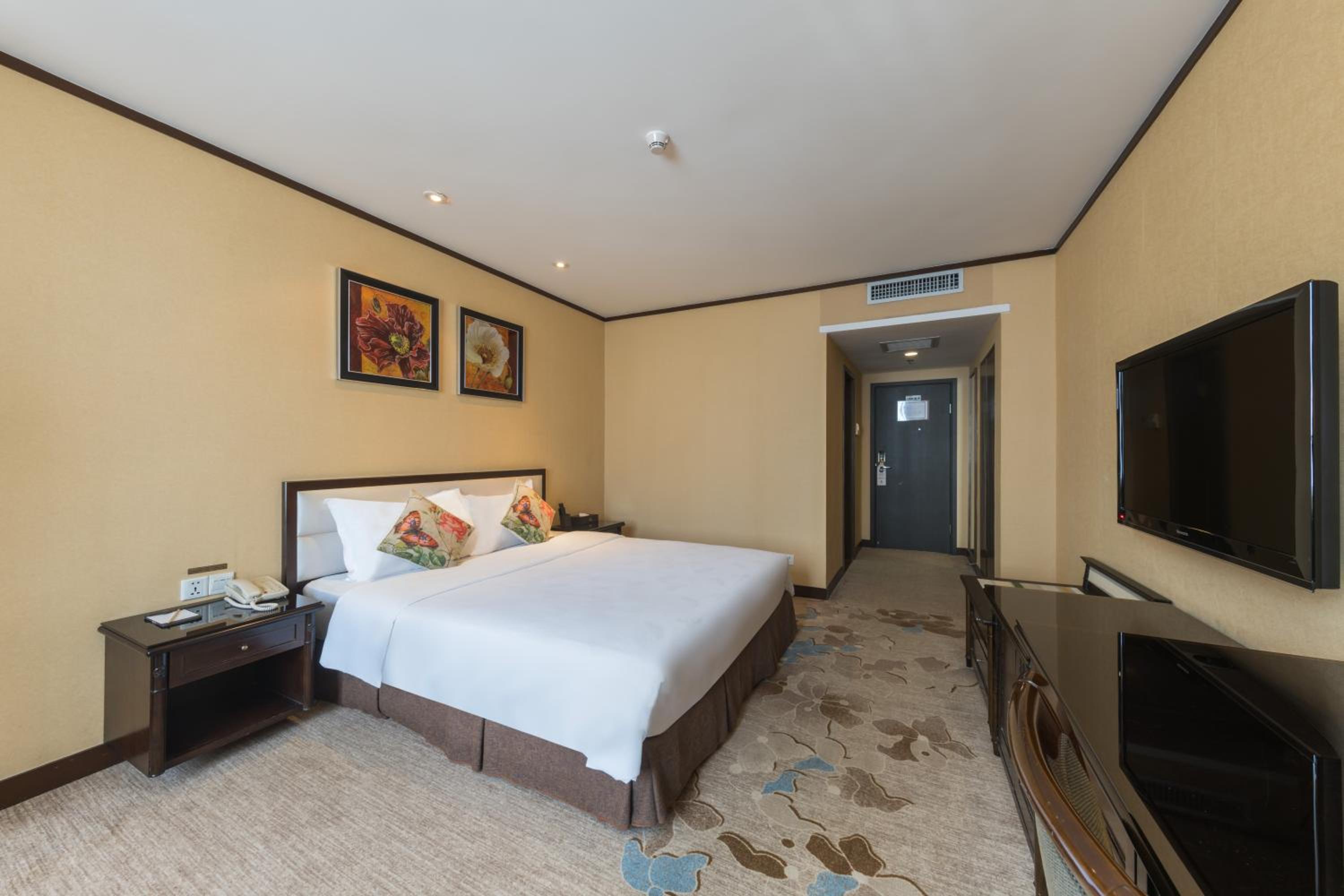 Deluxe Queen Room