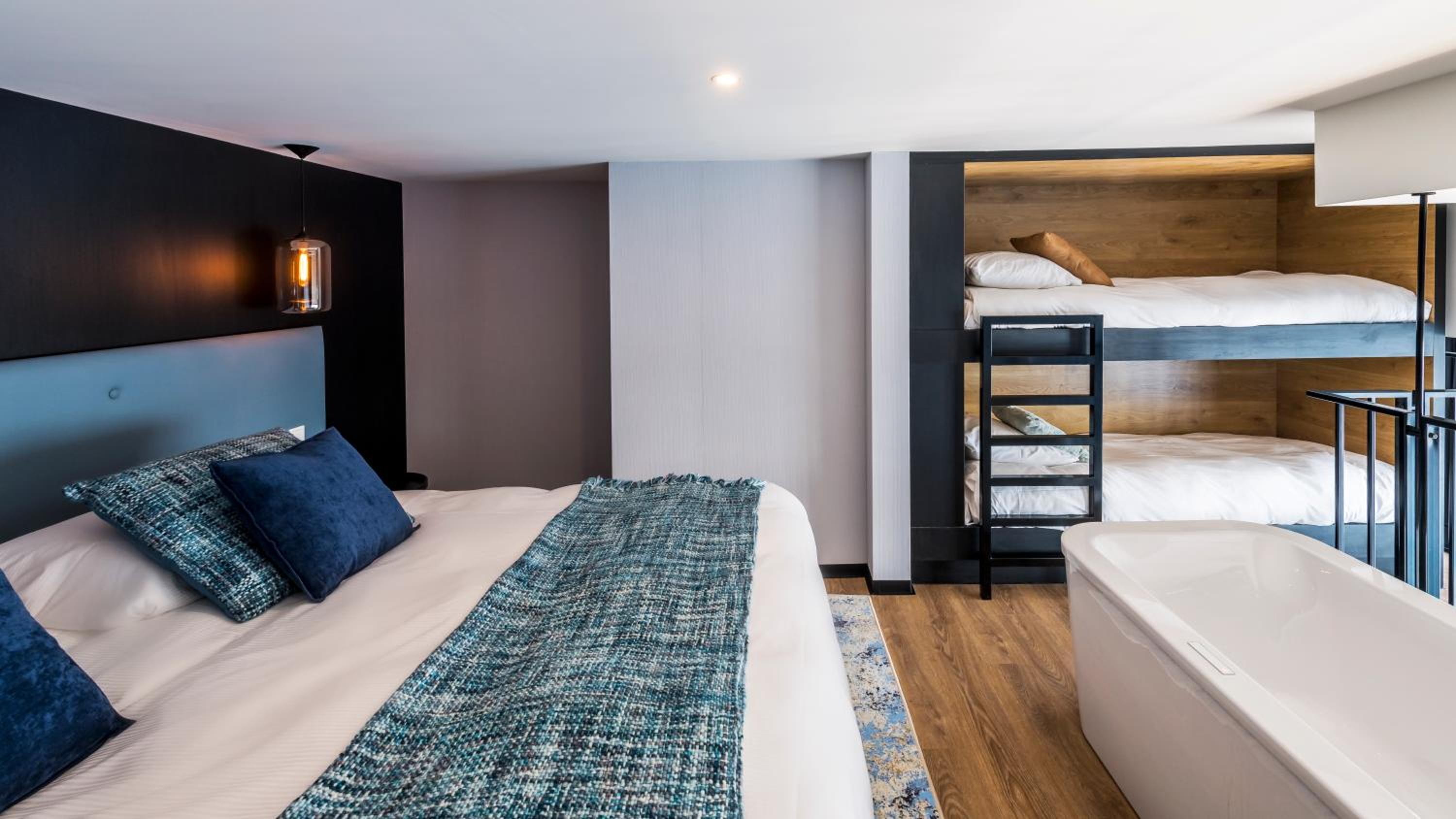 Loft 18K6 with bathtub and view over Zandvoort