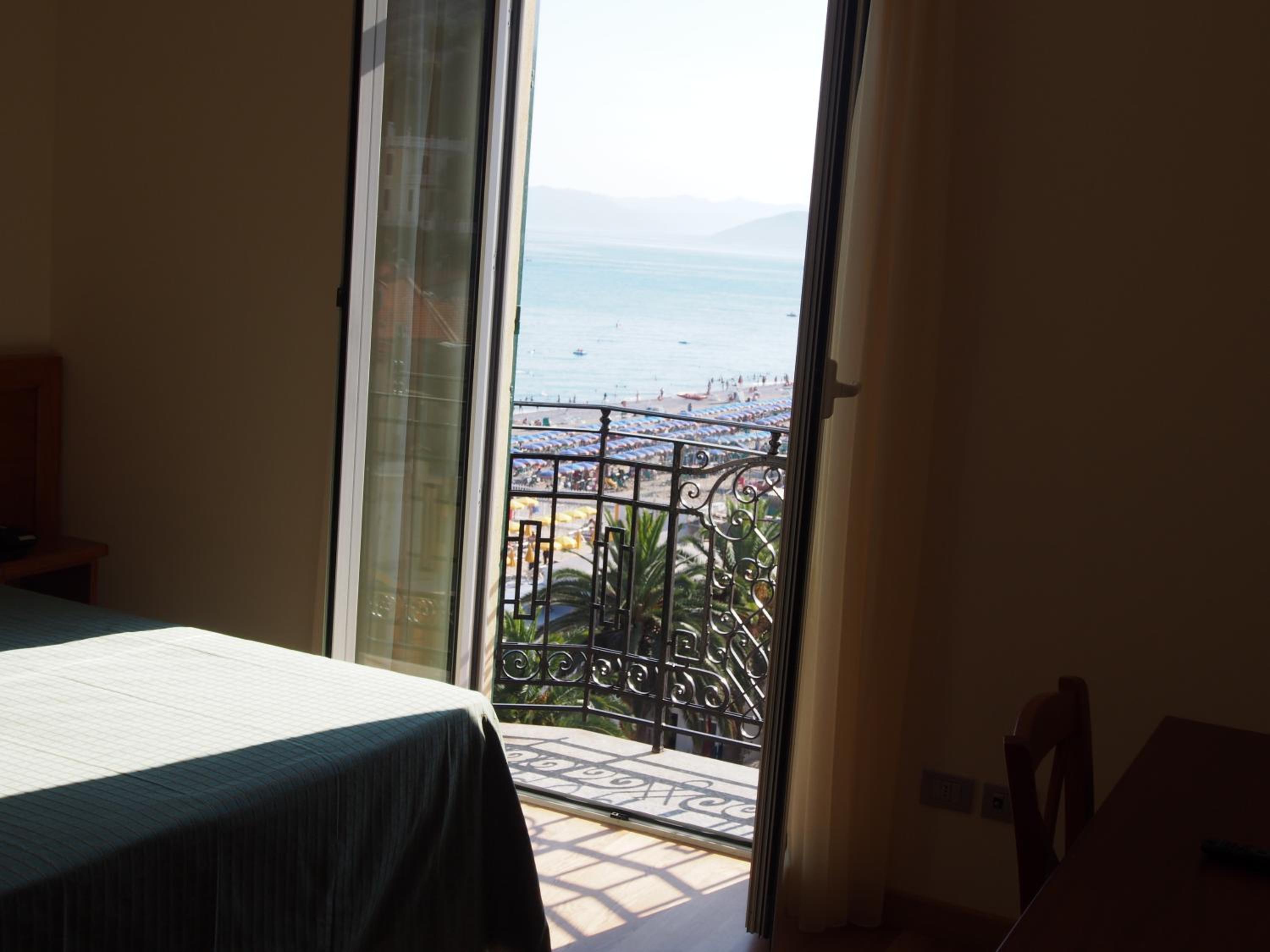 Superior One-Bedroom Apartment with Partial/Side Sea View