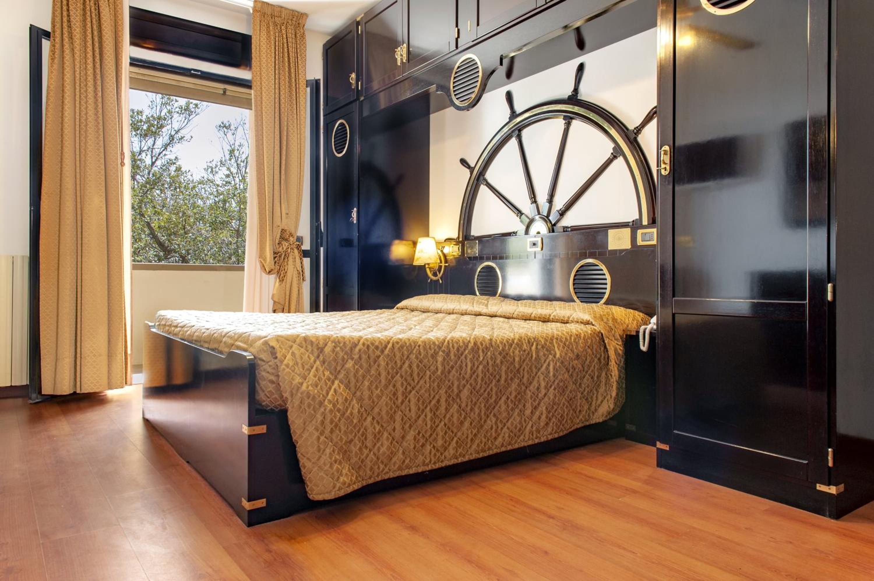 Double Room with Balcony and Garden View