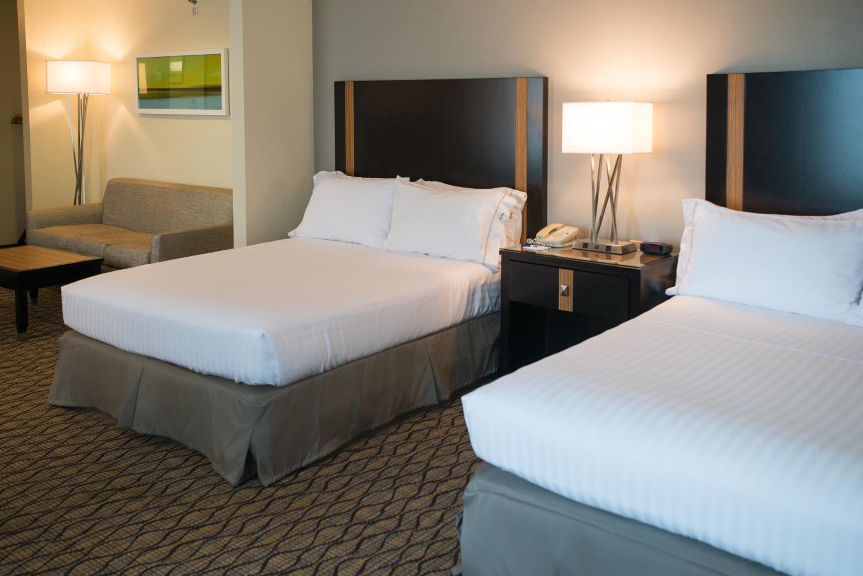 One-Bedroom Queen Suite with Two Queen Beds