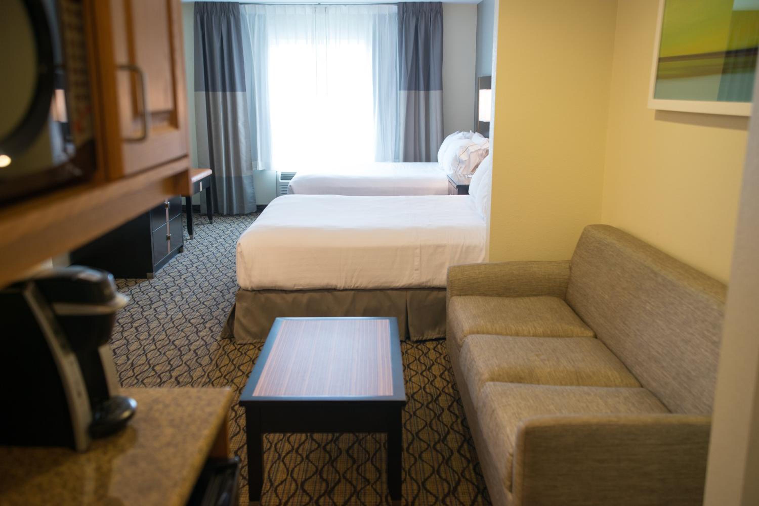 One-Bedroom Queen Suite with Two Queen Beds
