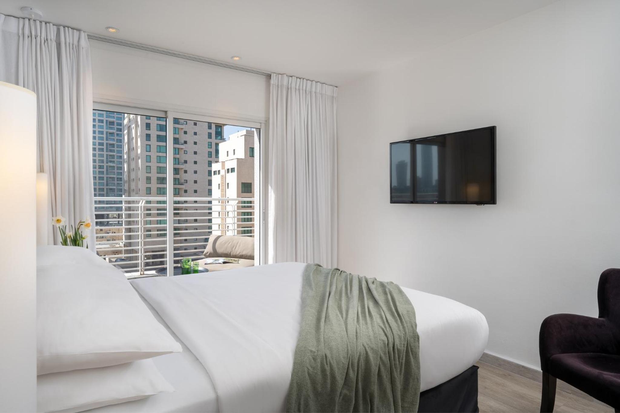 Deluxe Double Room with Side Sea View