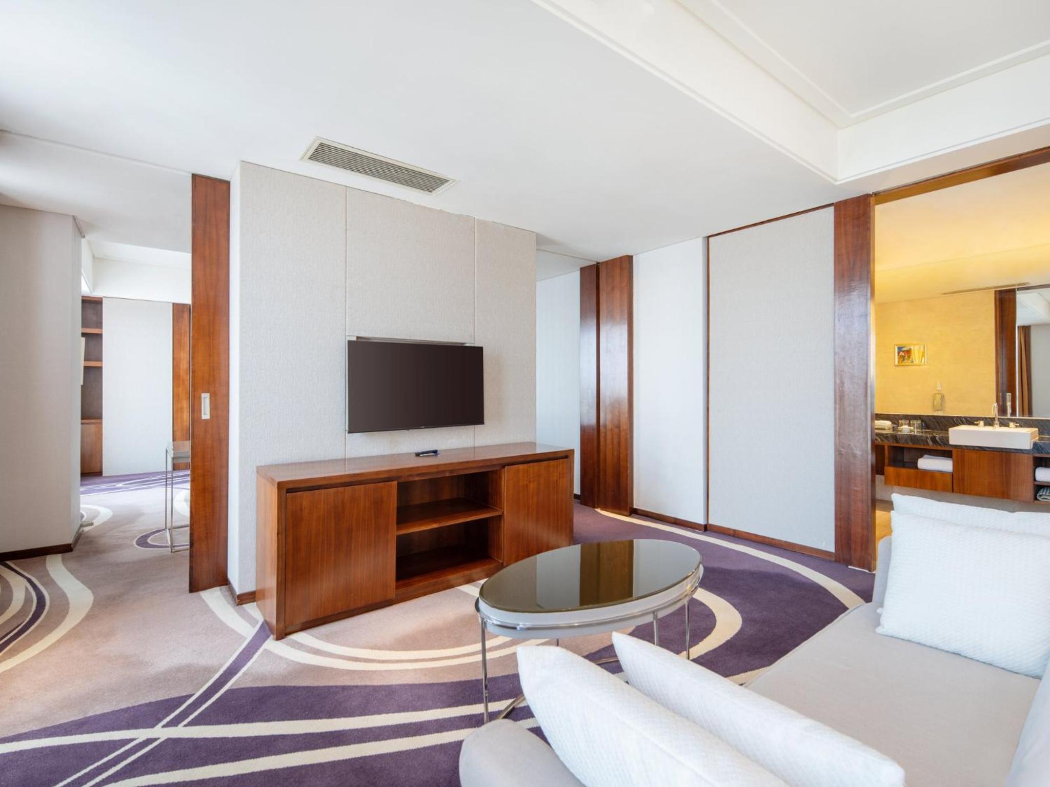 One-Bedroom Suite Lounge Access