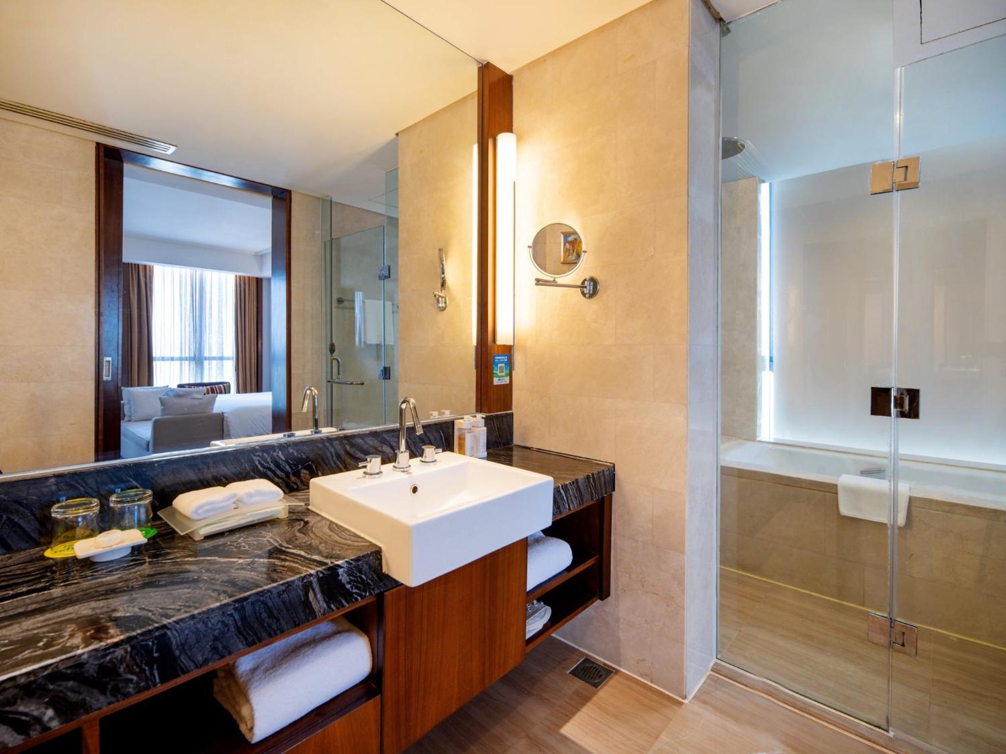 One-Bedroom Suite Lounge Access