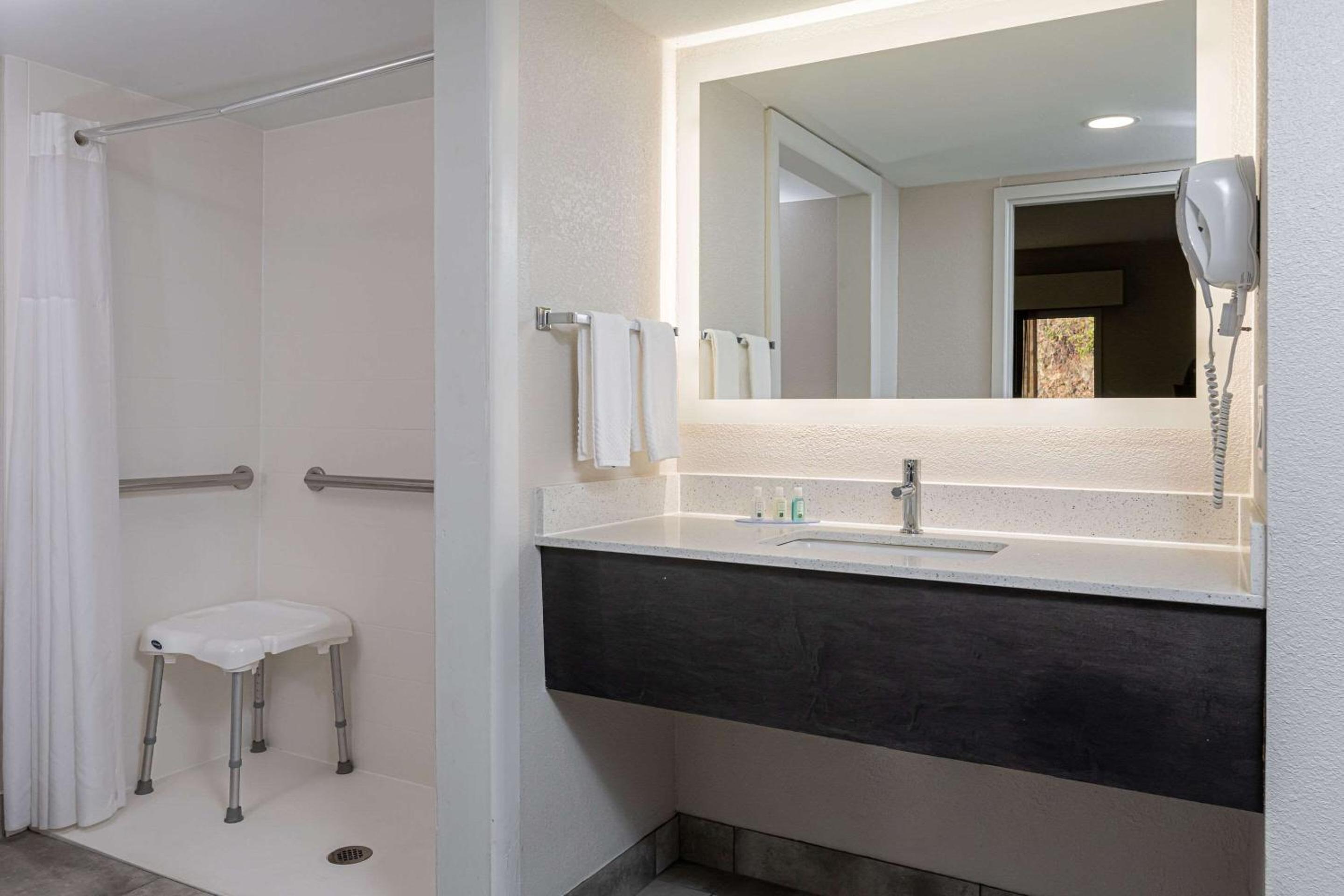 King Room - Accessible/Non-Smoking