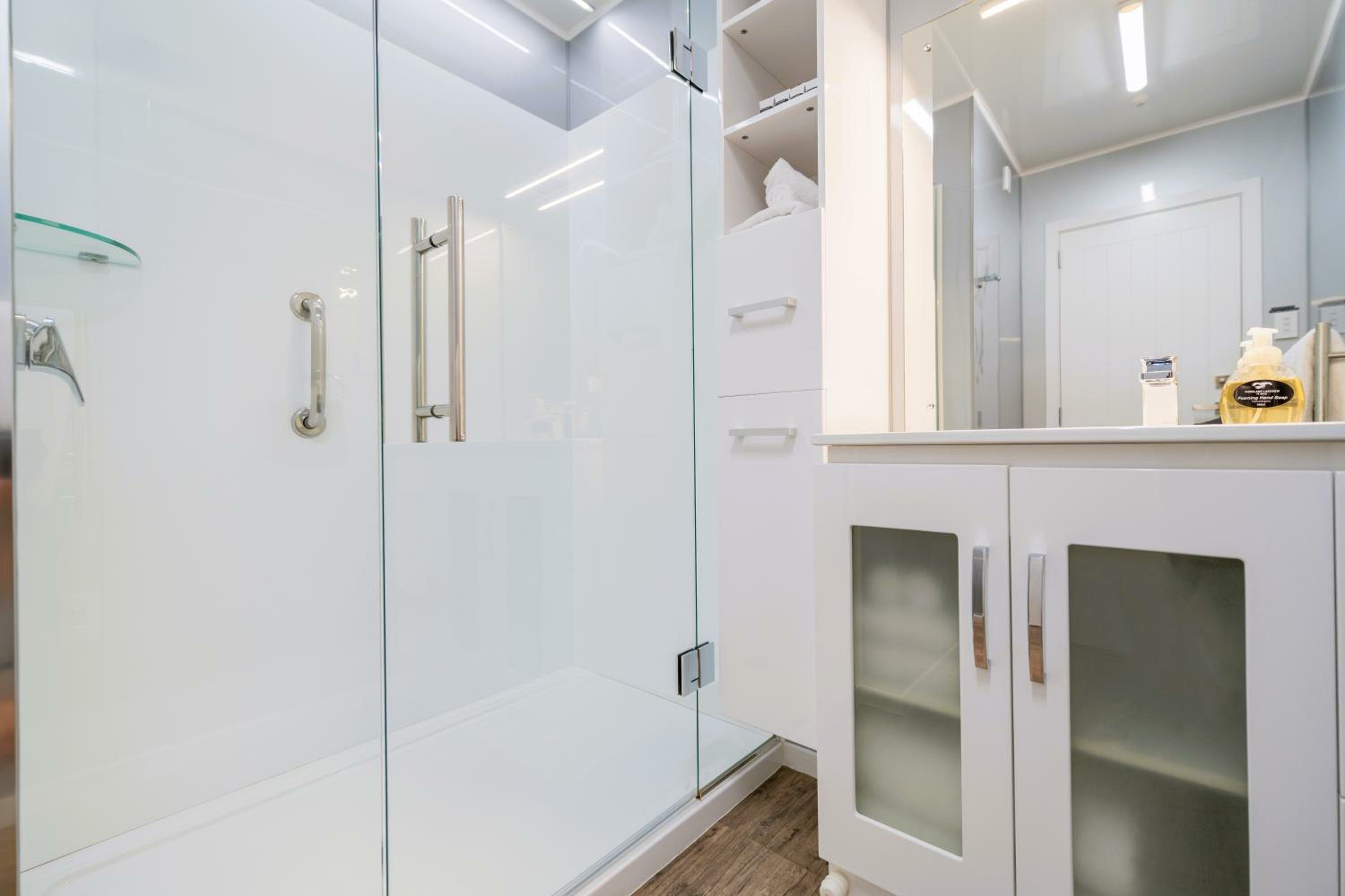 King One-Bedroom Apartment - Upstairs Lakeview